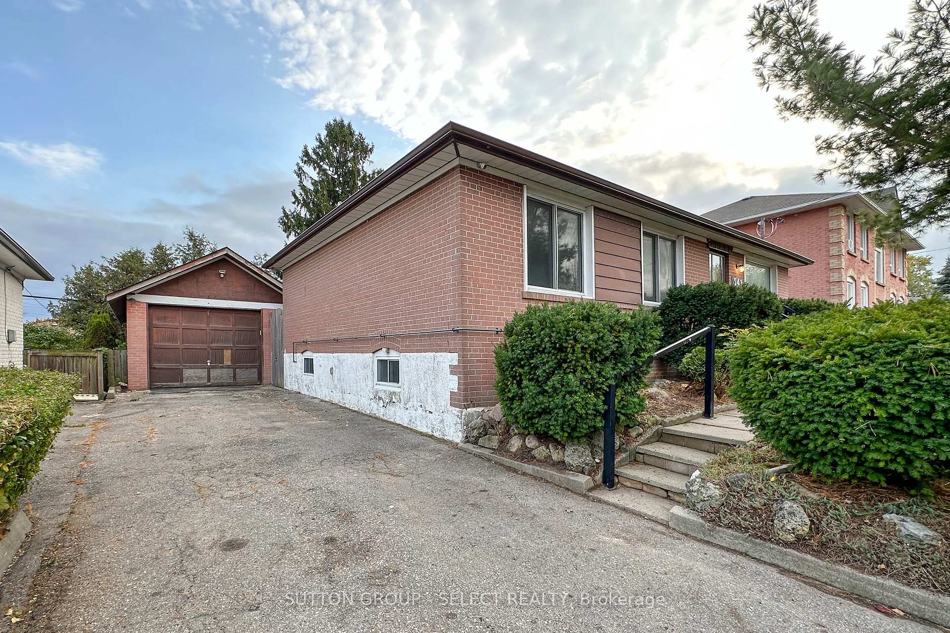 Photo 3 of 541 Monteith Avenue, Oshawa, Lakeview — HOMEH
