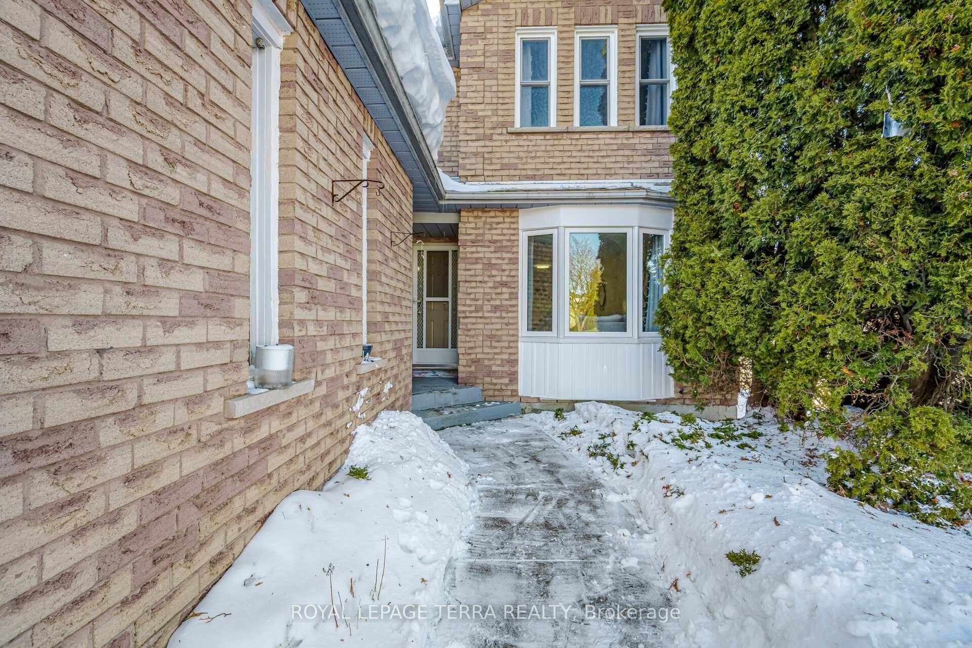 Photo 3 of 57 Carruthers Crescent, Barrie, Grove East — HOMEH