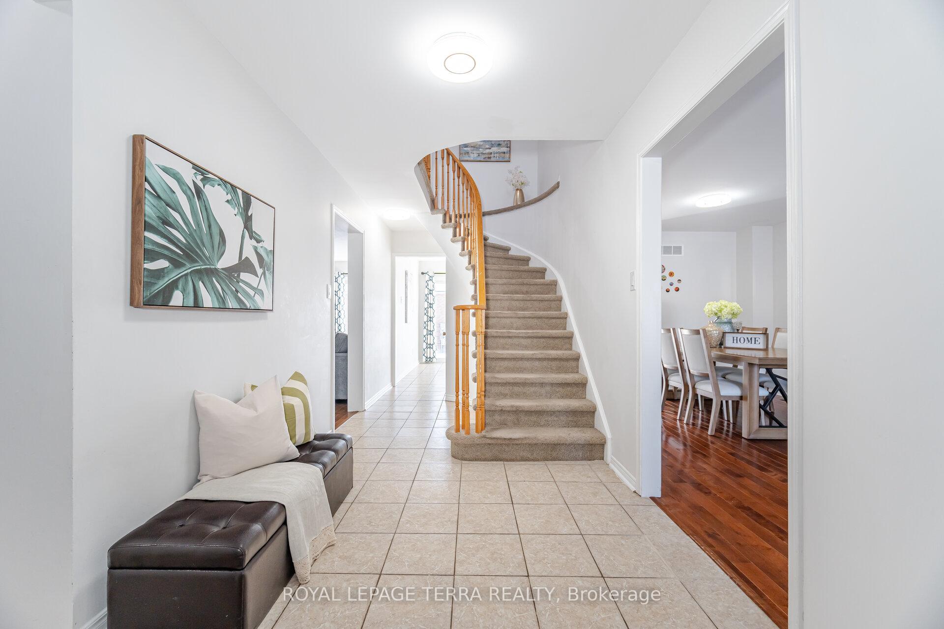 Photo 4 of 57 Carruthers Crescent, Barrie, Grove East — HOMEH