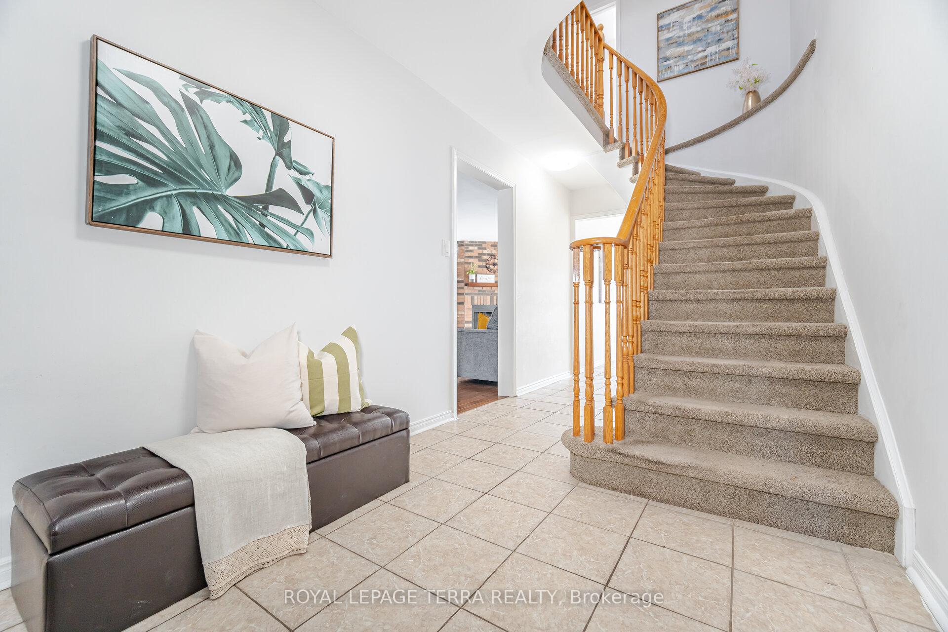 Photo 5 of 57 Carruthers Crescent, Barrie, Grove East — HOMEH
