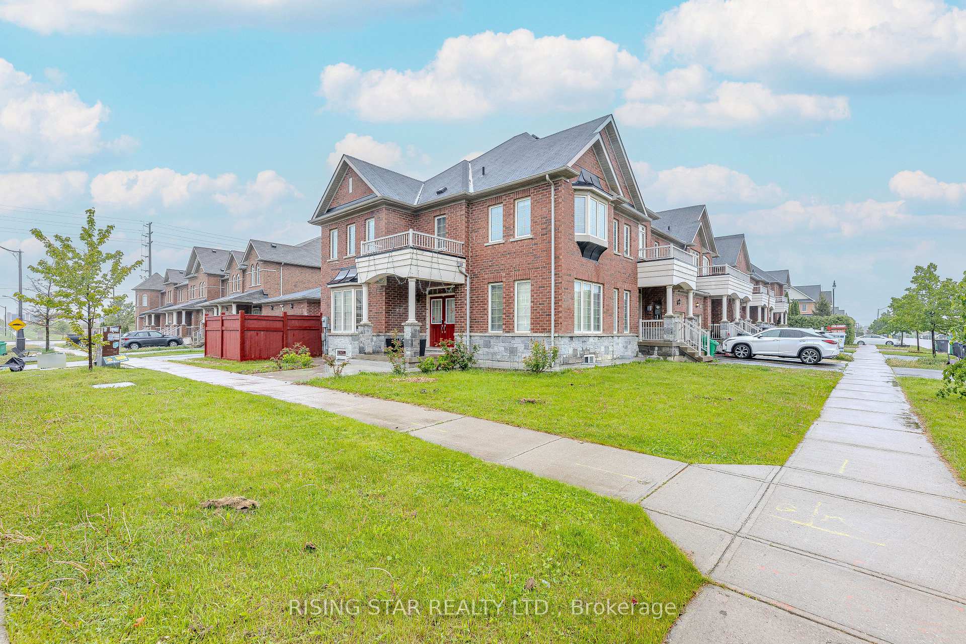 Photo 1 of 105 Naperton Drive, Brampton, Sandringham-Wellington — HOMEH