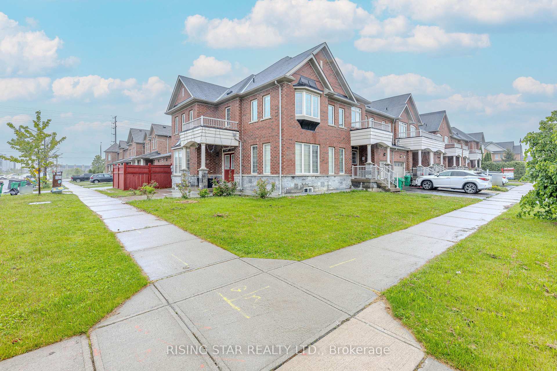 Photo 4 of 105 Naperton Drive, Brampton, Sandringham-Wellington — HOMEH