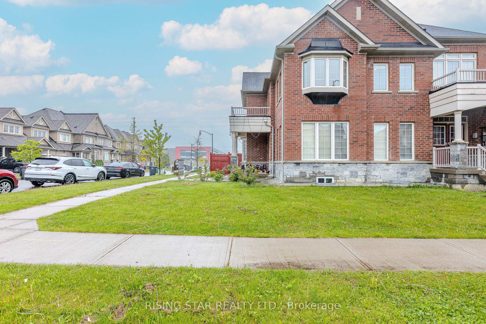 Photo 3 of 105 Naperton Drive, Brampton, Sandringham-Wellington — HOMEH