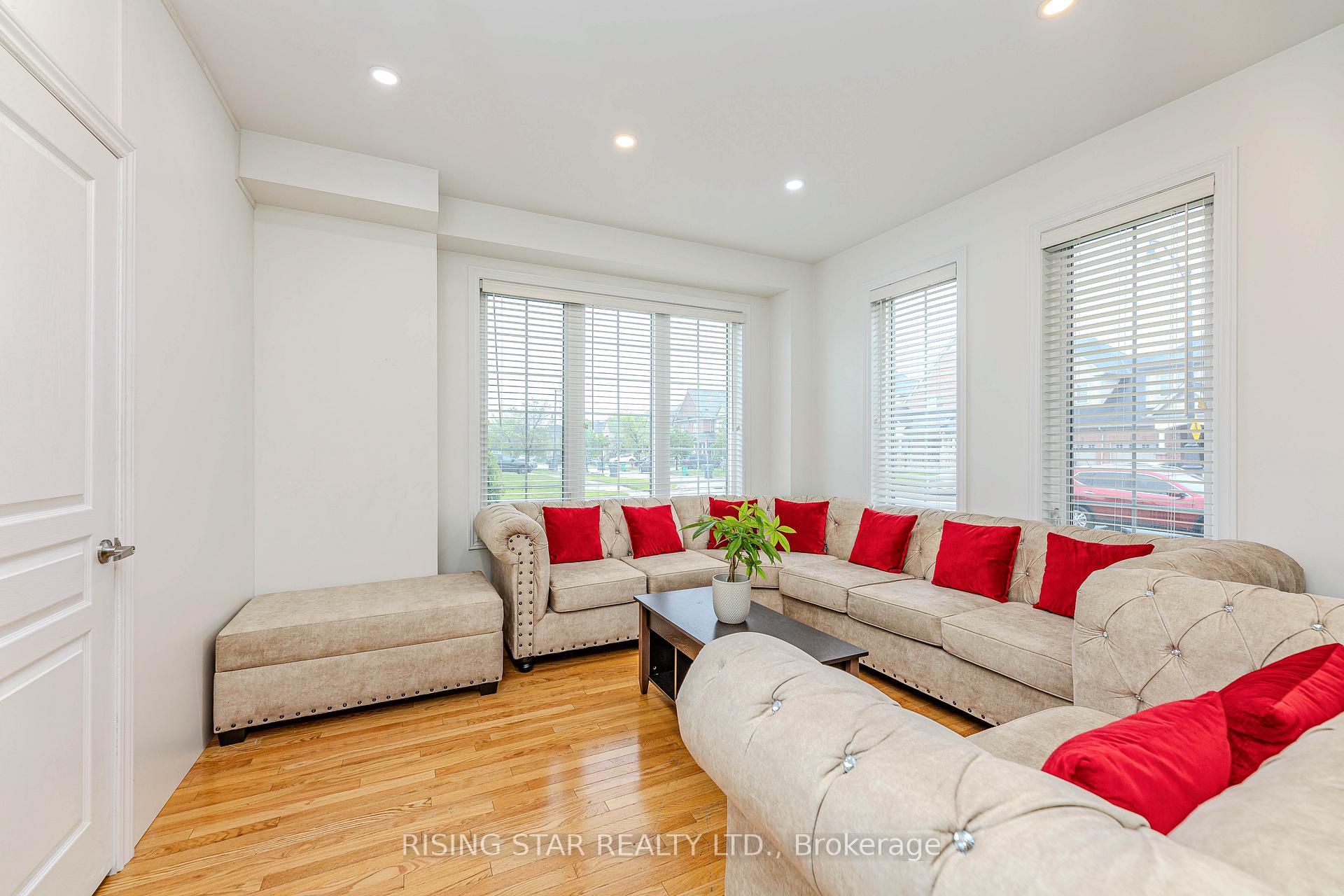 Photo 11 of 105 Naperton Drive, Brampton, Sandringham-Wellington — HOMEH