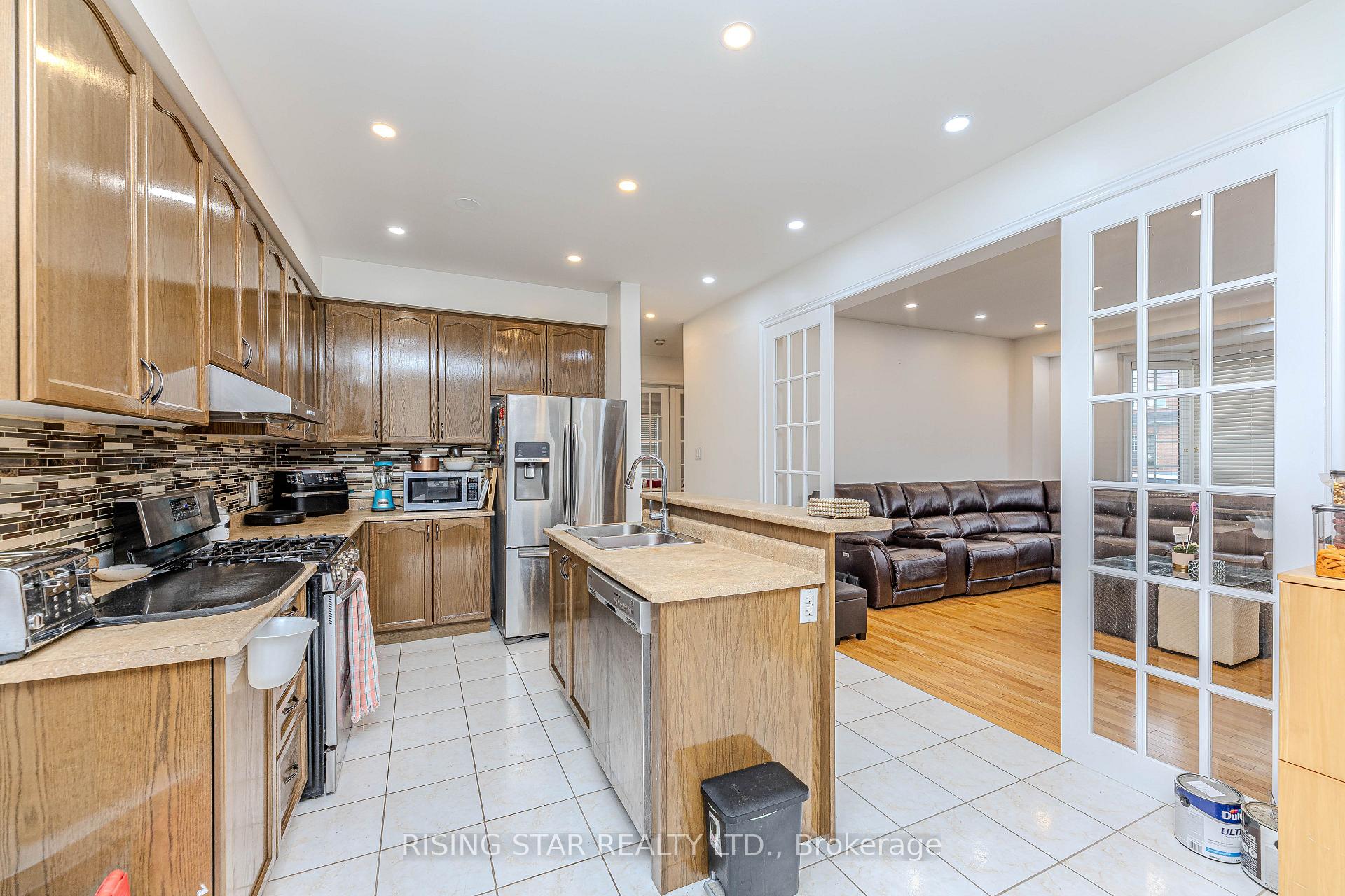 Photo 12 of 105 Naperton Drive, Brampton, Sandringham-Wellington — HOMEH