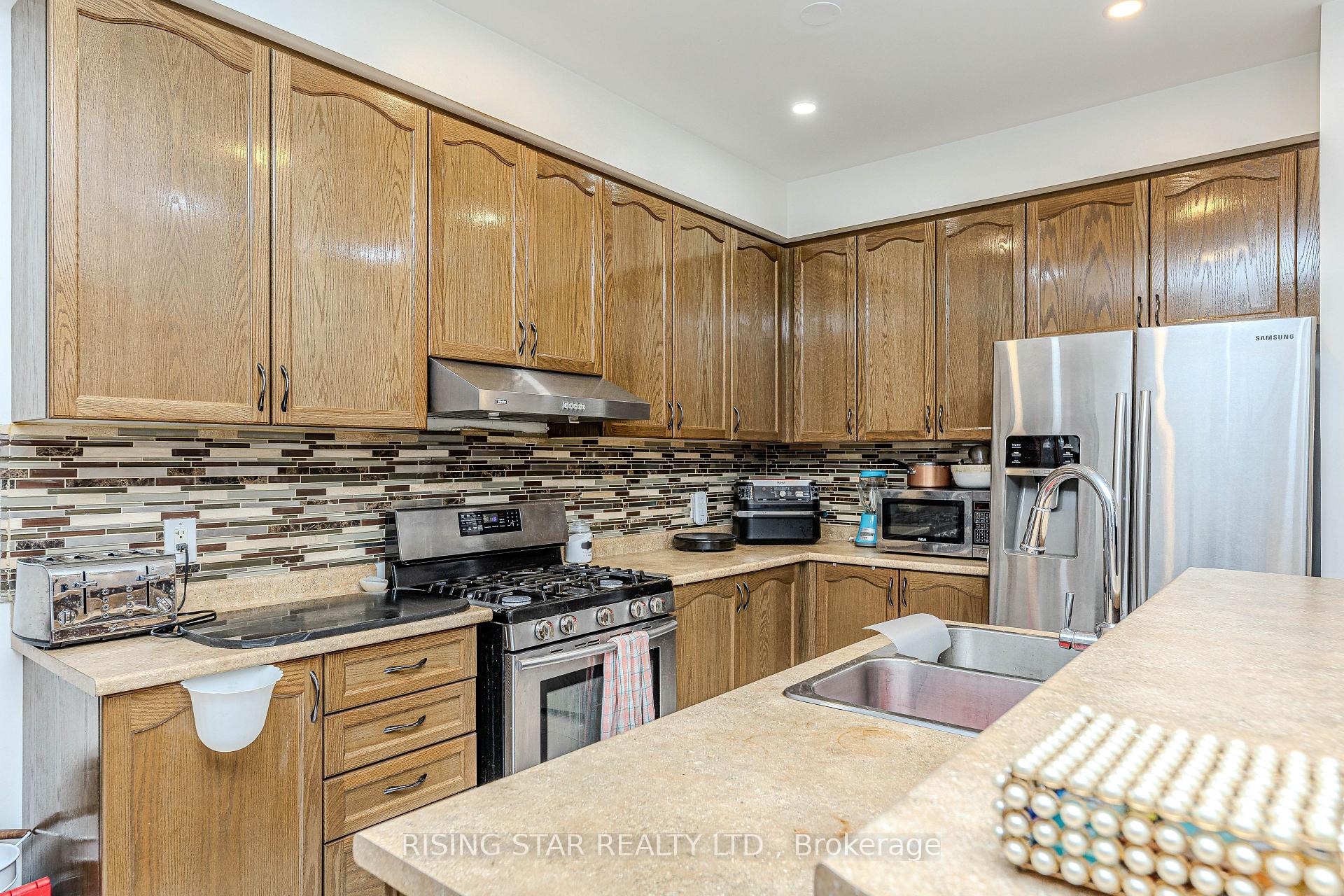 Photo 27 of 105 Naperton Drive, Brampton, Sandringham-Wellington — HOMEH