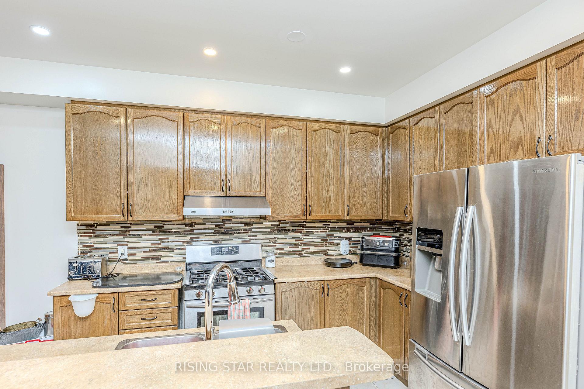 Photo 19 of 105 Naperton Drive, Brampton, Sandringham-Wellington — HOMEH