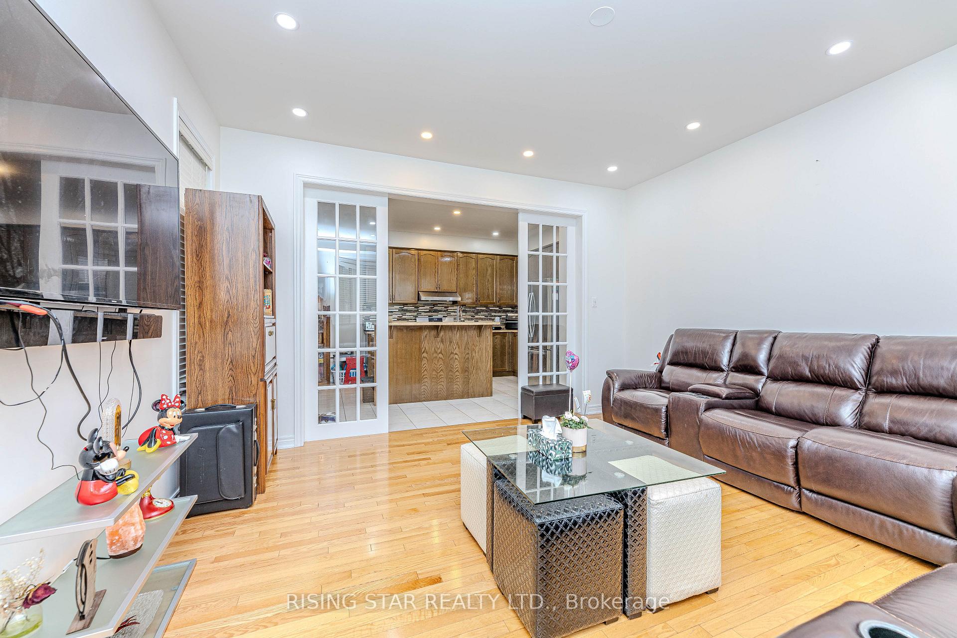 Photo 10 of 105 Naperton Drive, Brampton, Sandringham-Wellington — HOMEH