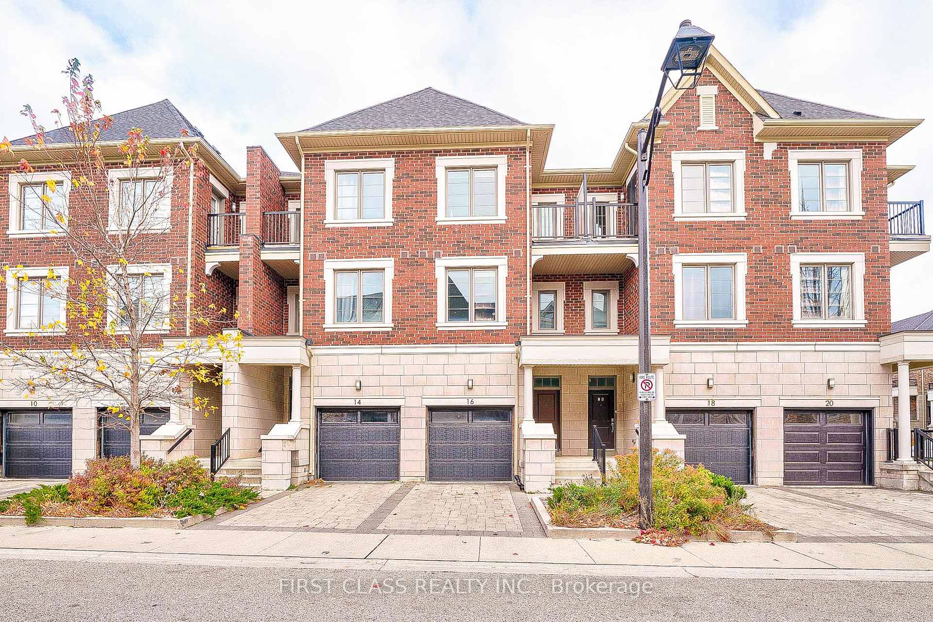 Photo 1 of 16 Dunton Lane, Richmond Hill, Bayview Hill — HOMEH