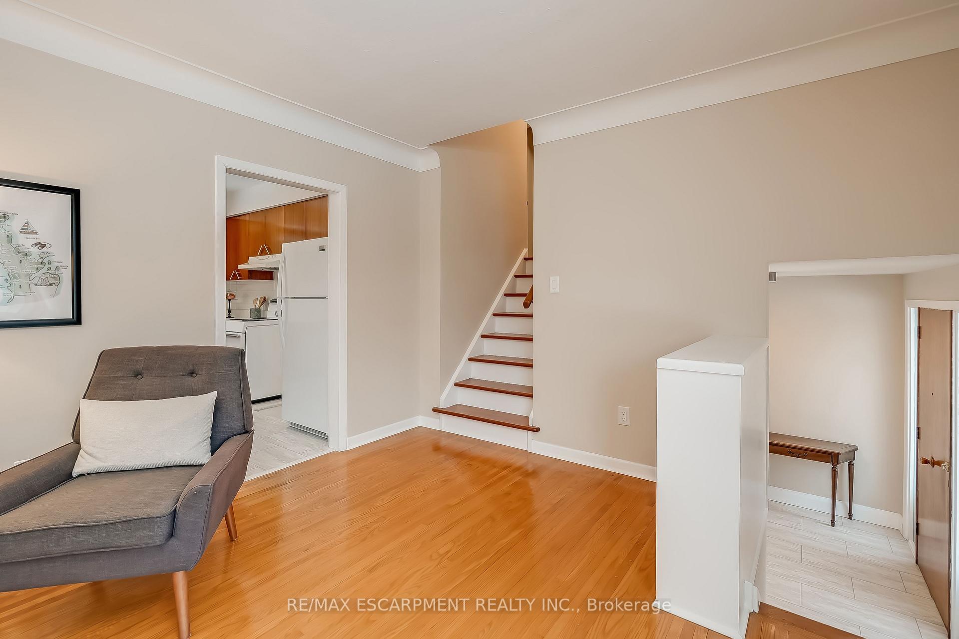 Photo 5 of 368 East Side Crescent, Burlington, Brant — HOMEH