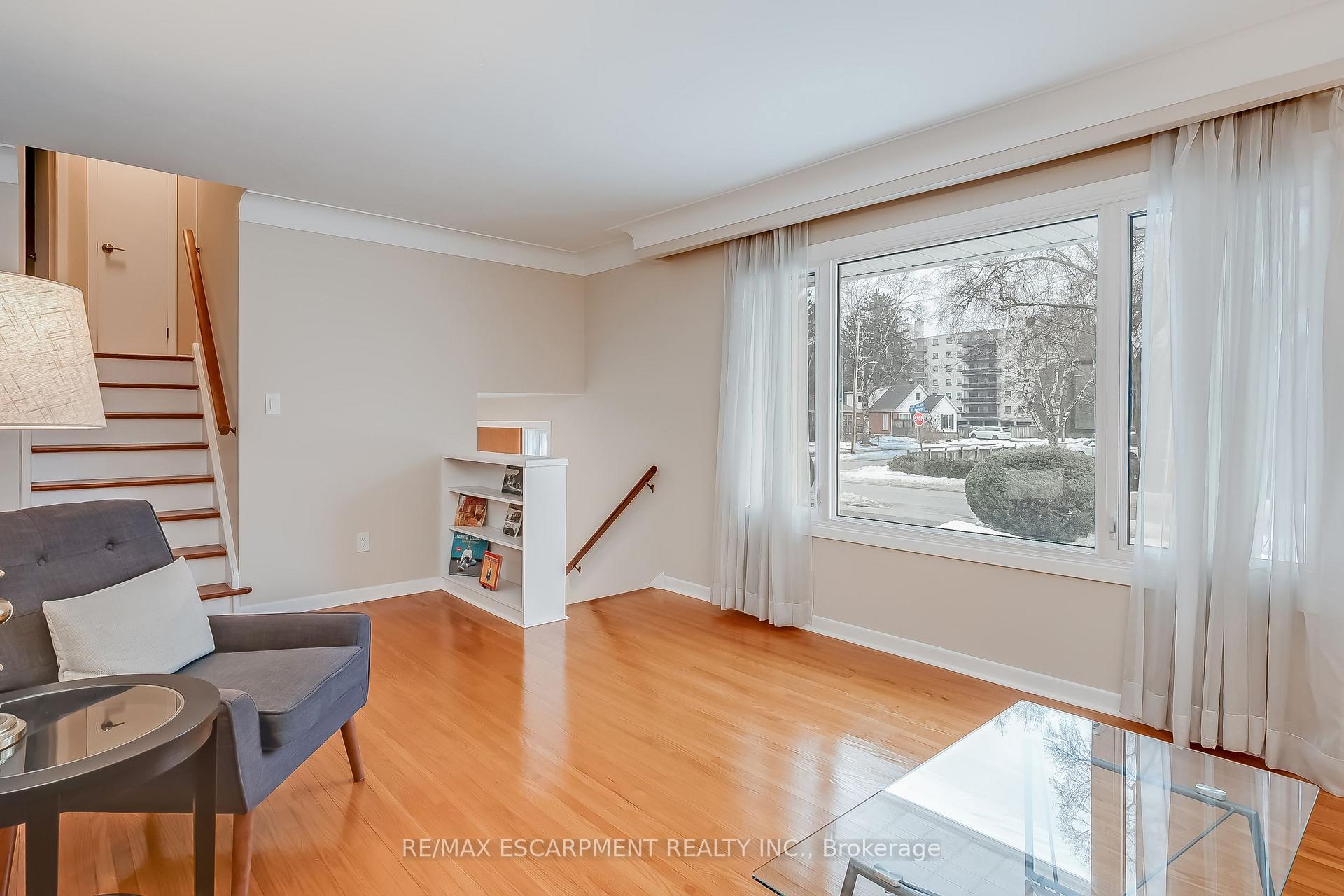 Photo 9 of 368 East Side Crescent, Burlington, Brant — HOMEH