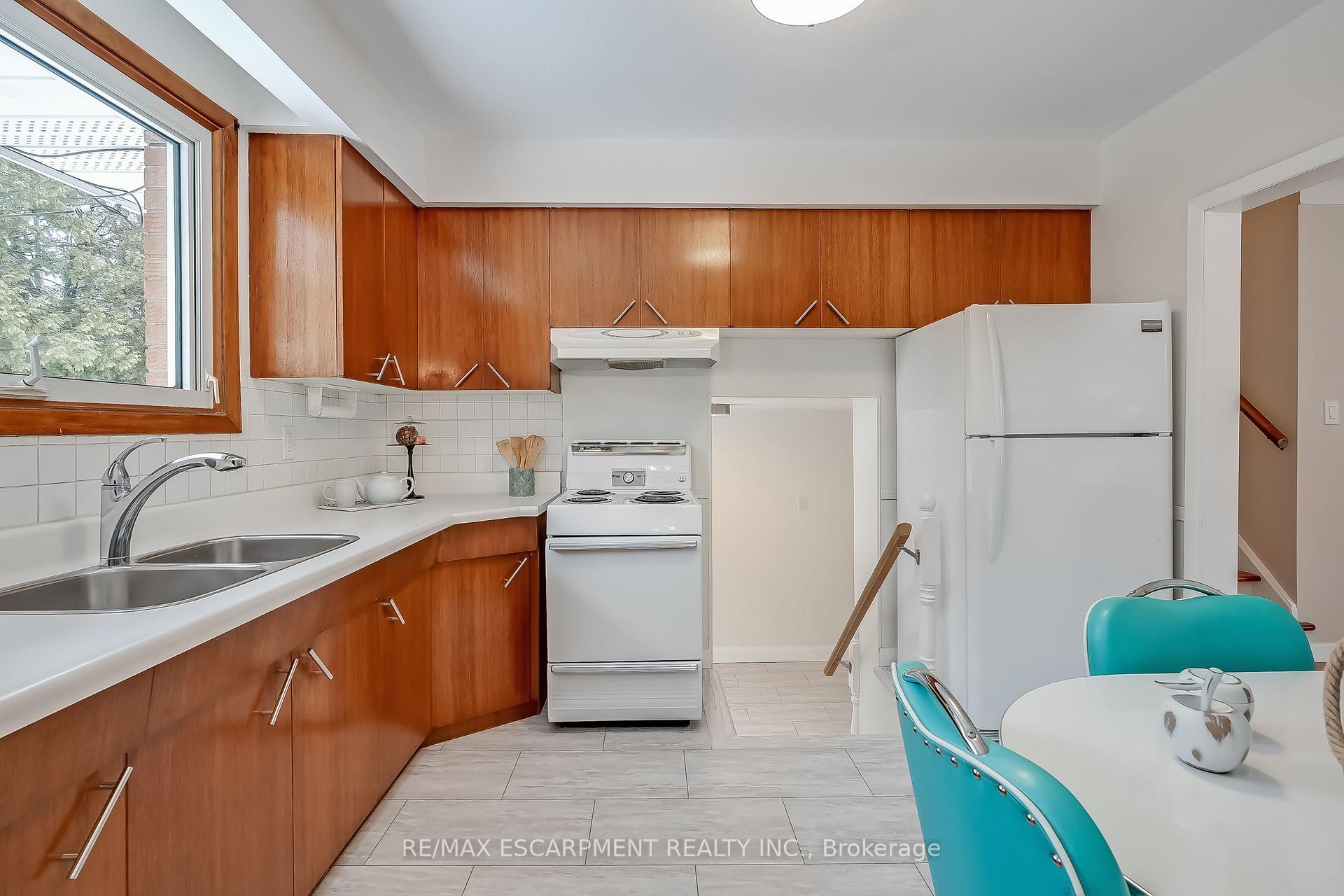 Photo 14 of 368 East Side Crescent, Burlington, Brant — HOMEH