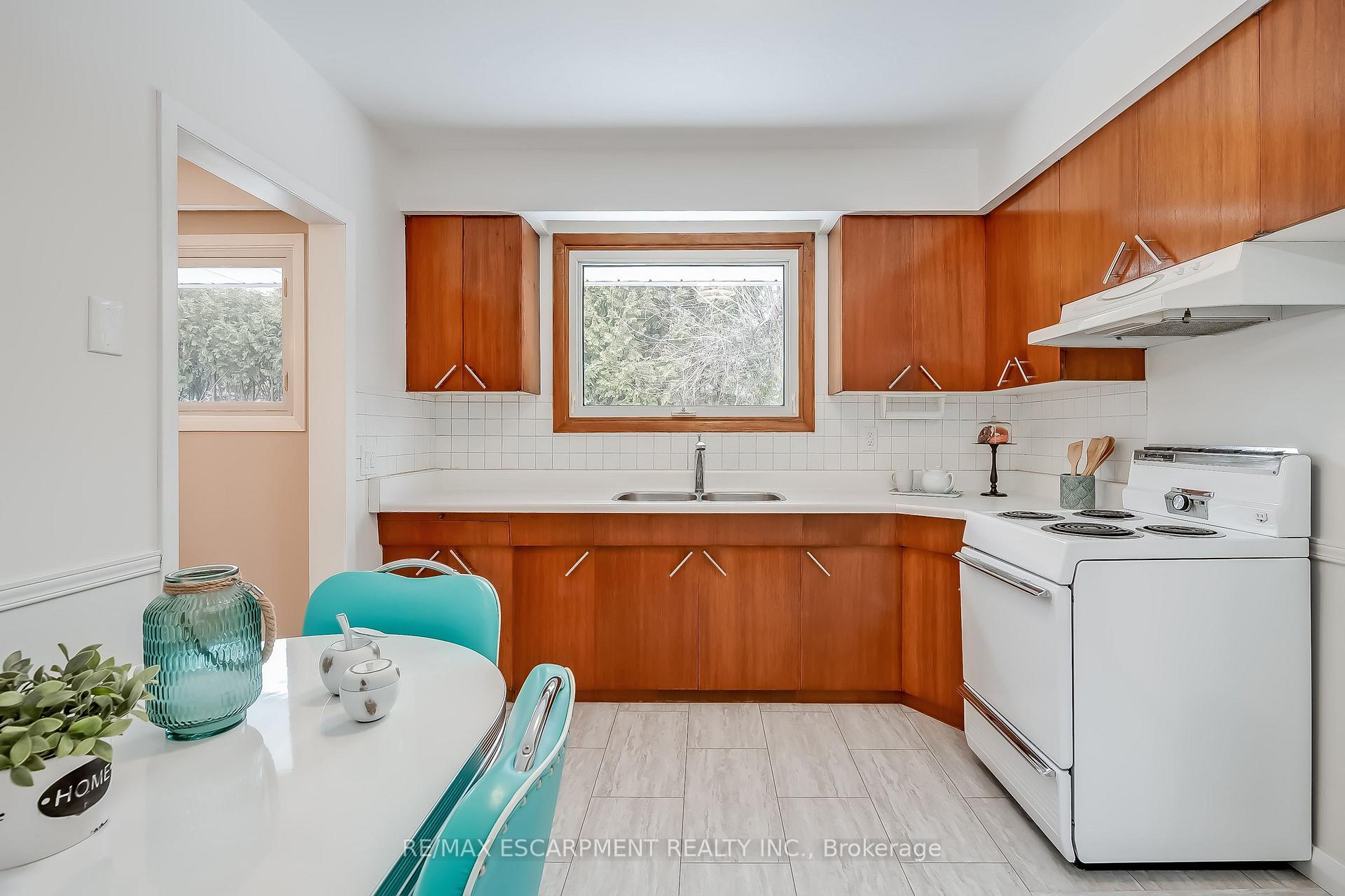 Photo 18 of 368 East Side Crescent, Burlington, Brant — HOMEH