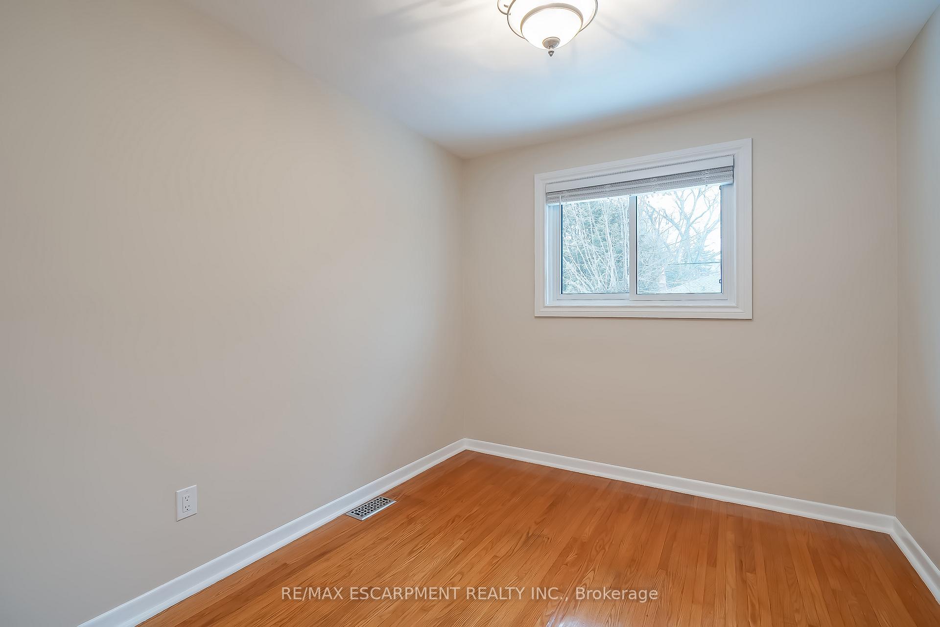 Photo 22 of 368 East Side Crescent, Burlington, Brant — HOMEH