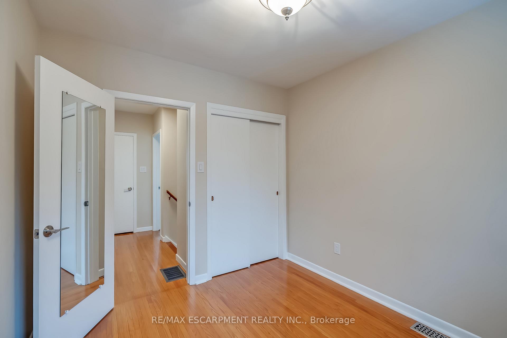 Photo 23 of 368 East Side Crescent, Burlington, Brant — HOMEH