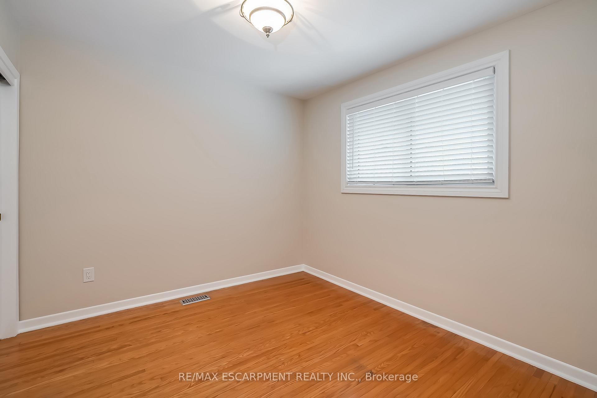 Photo 24 of 368 East Side Crescent, Burlington, Brant — HOMEH