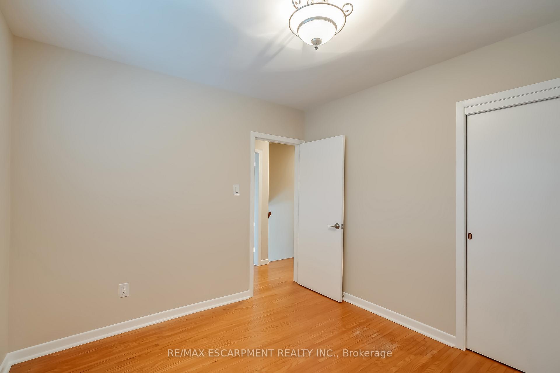 Photo 25 of 368 East Side Crescent, Burlington, Brant — HOMEH