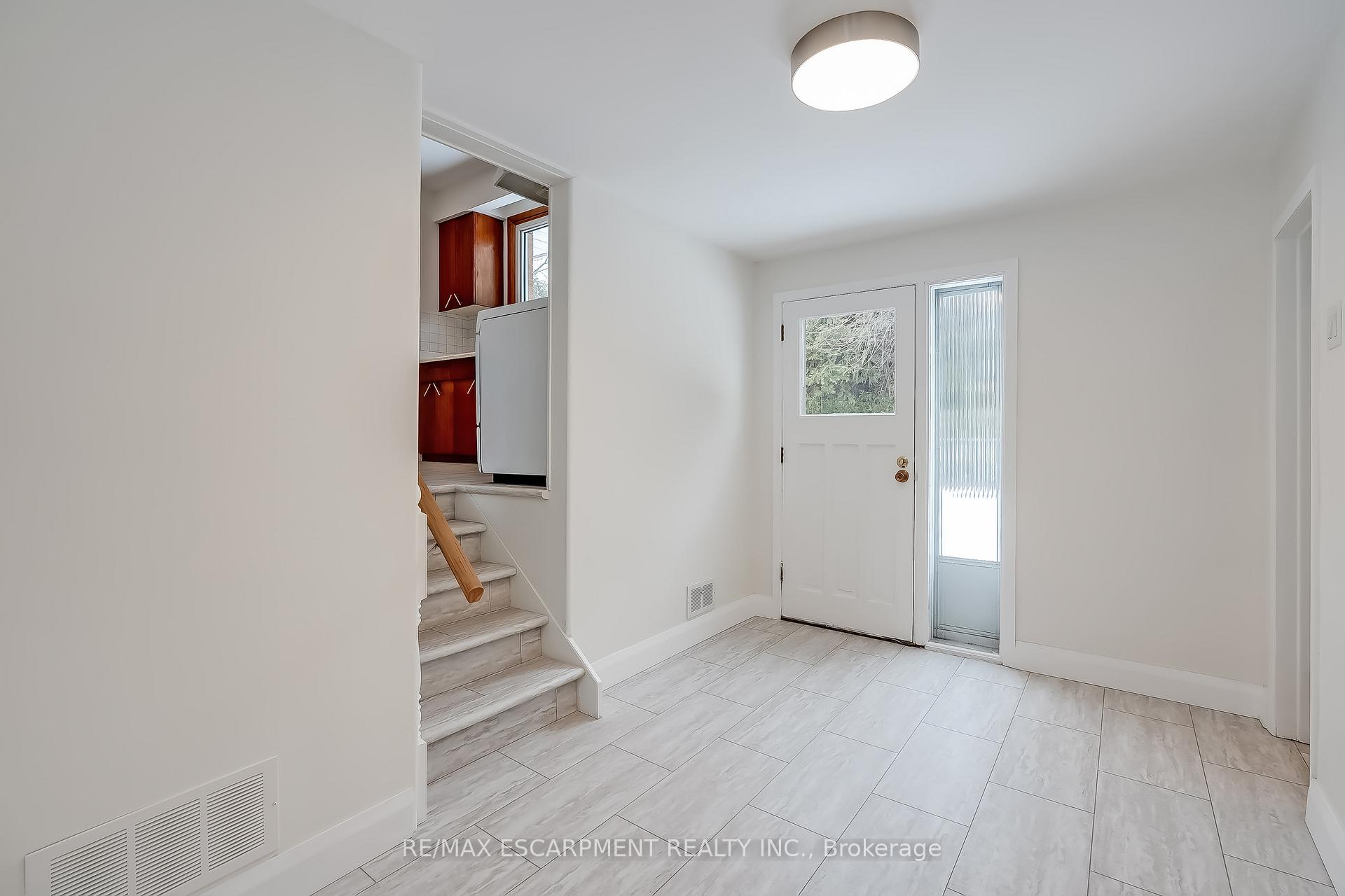 Photo 28 of 368 East Side Crescent, Burlington, Brant — HOMEH