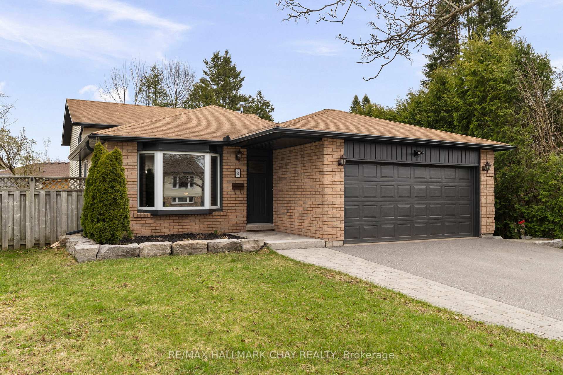 Photo 3 of 74 Bronte Crescent, Barrie, Letitia Heights — HOMEH