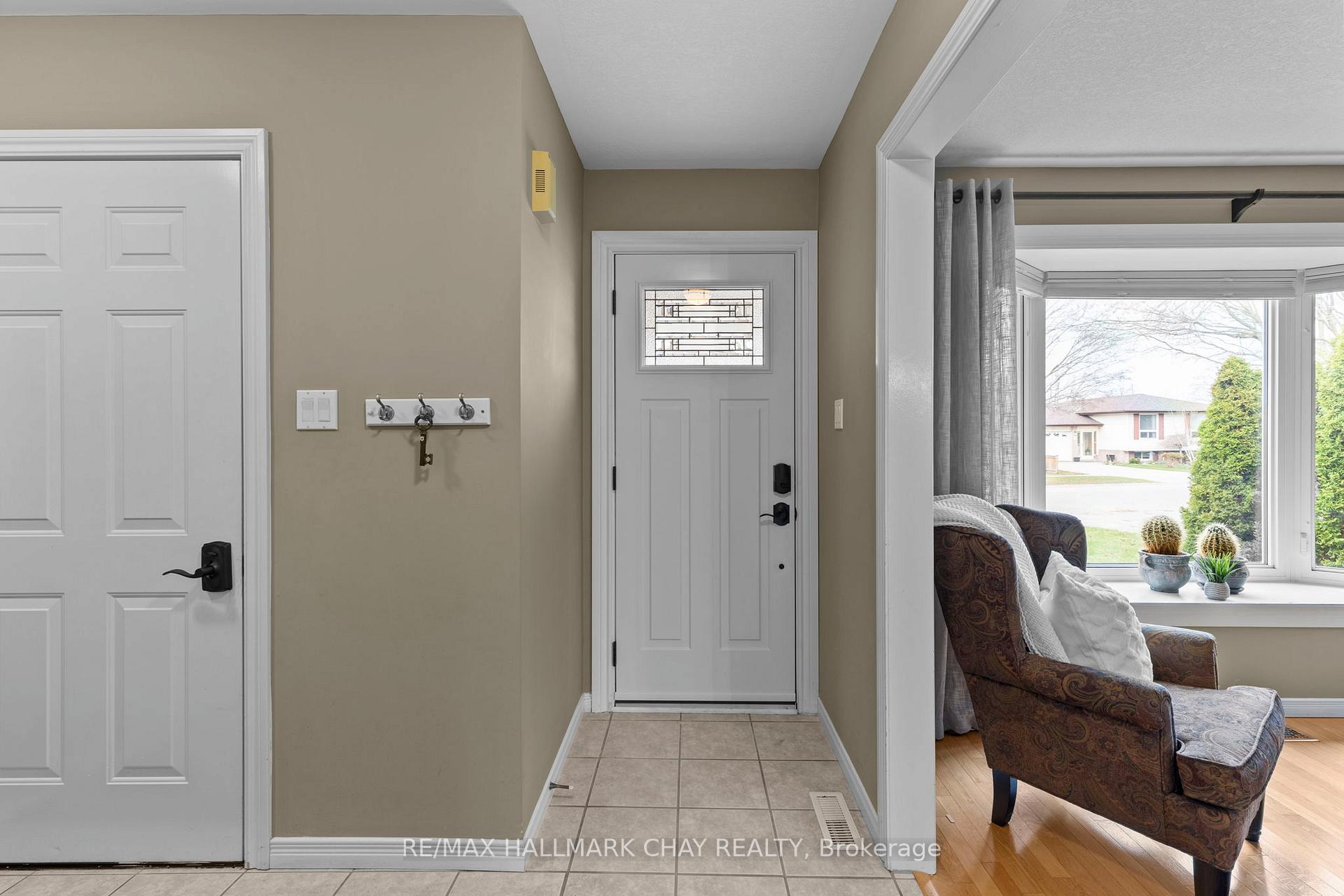 Photo 4 of 74 Bronte Crescent, Barrie, Letitia Heights — HOMEH