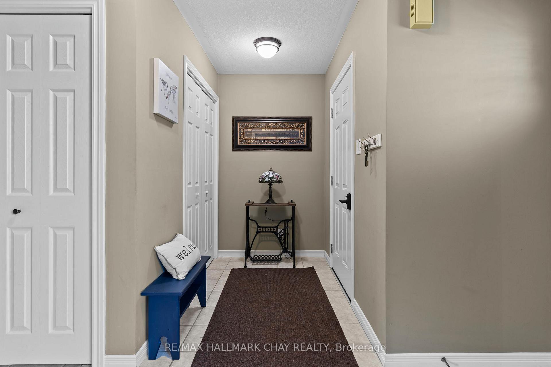 Photo 5 of 74 Bronte Crescent, Barrie, Letitia Heights — HOMEH