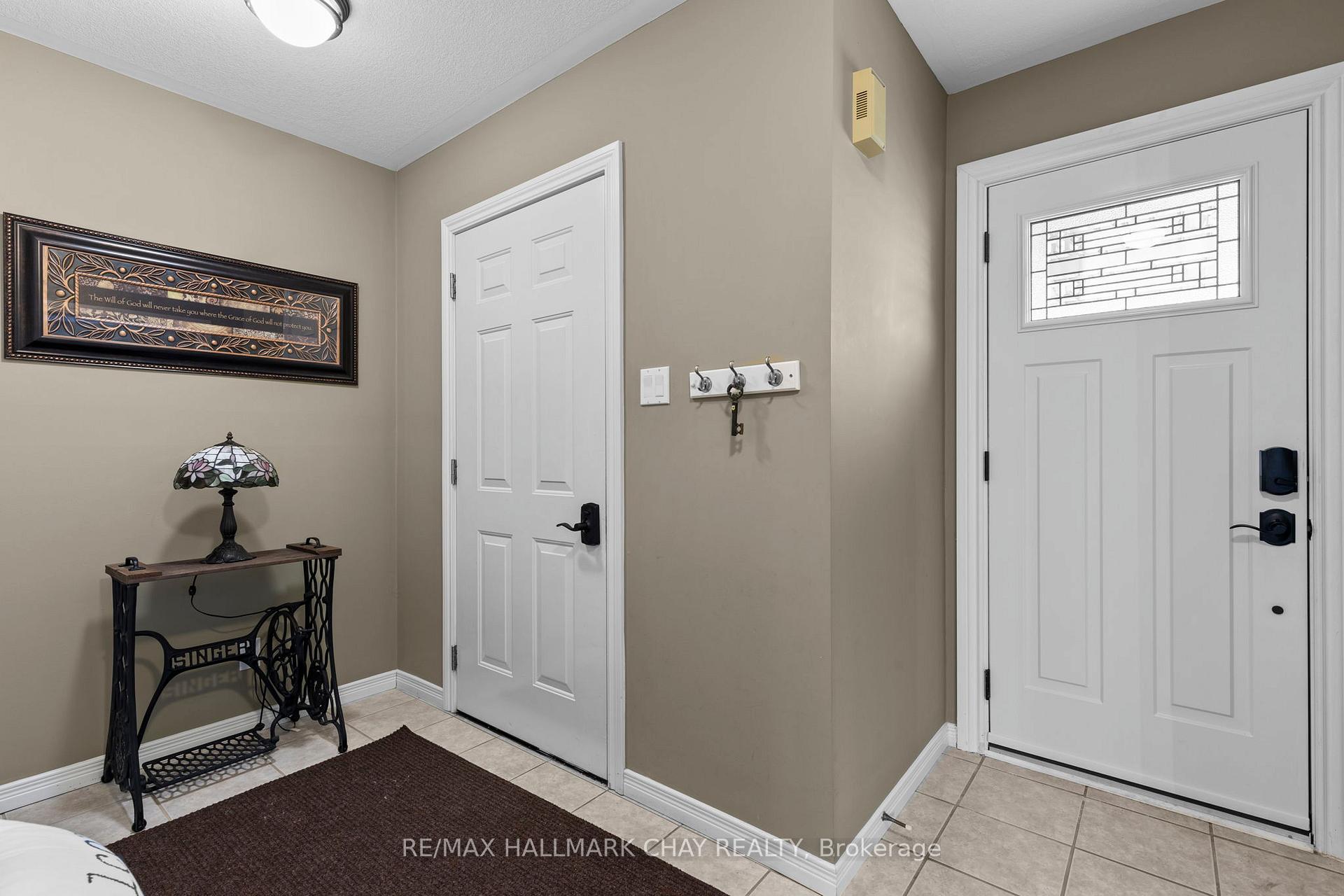 Photo 6 of 74 Bronte Crescent, Barrie, Letitia Heights — HOMEH