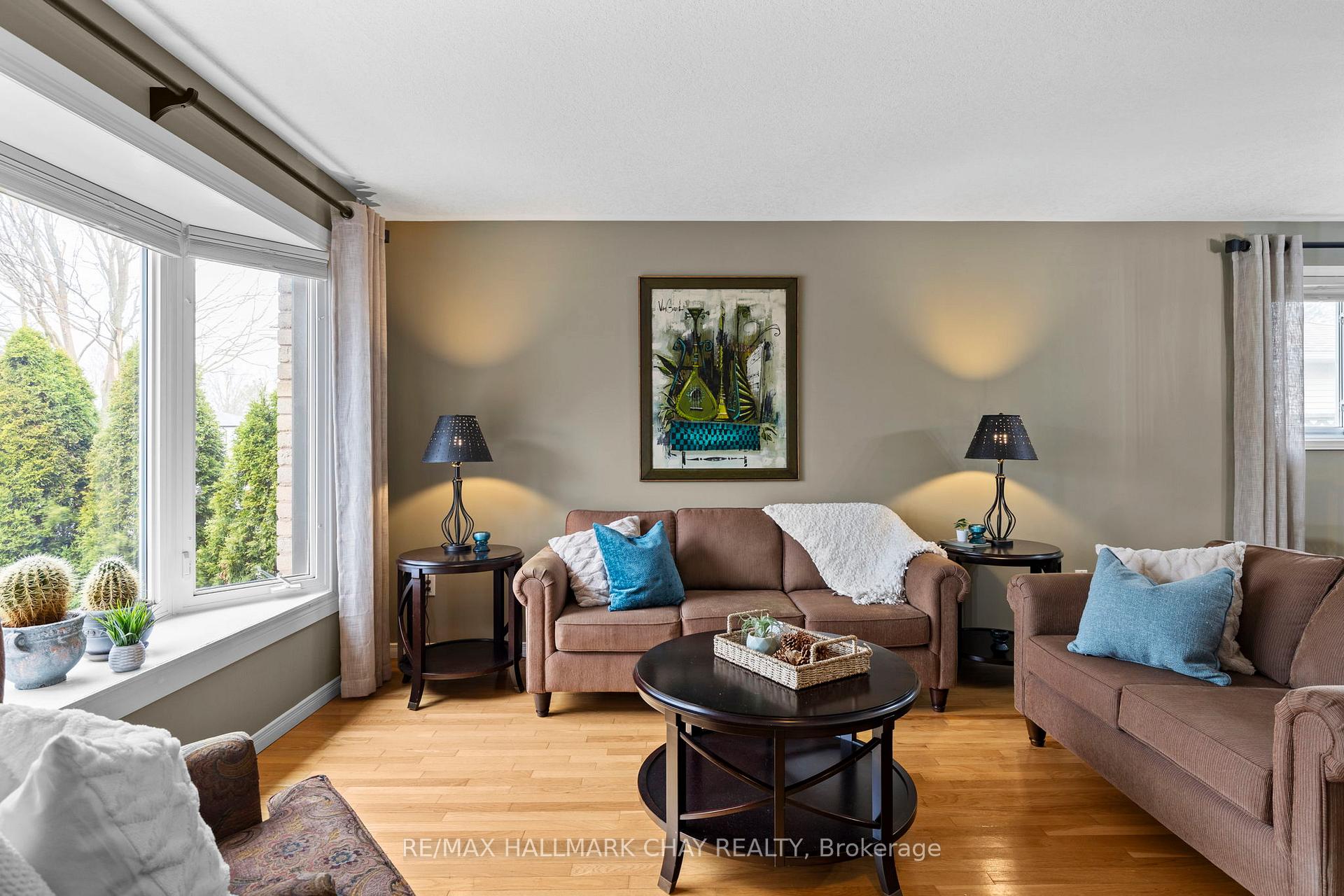 Photo 7 of 74 Bronte Crescent, Barrie, Letitia Heights — HOMEH