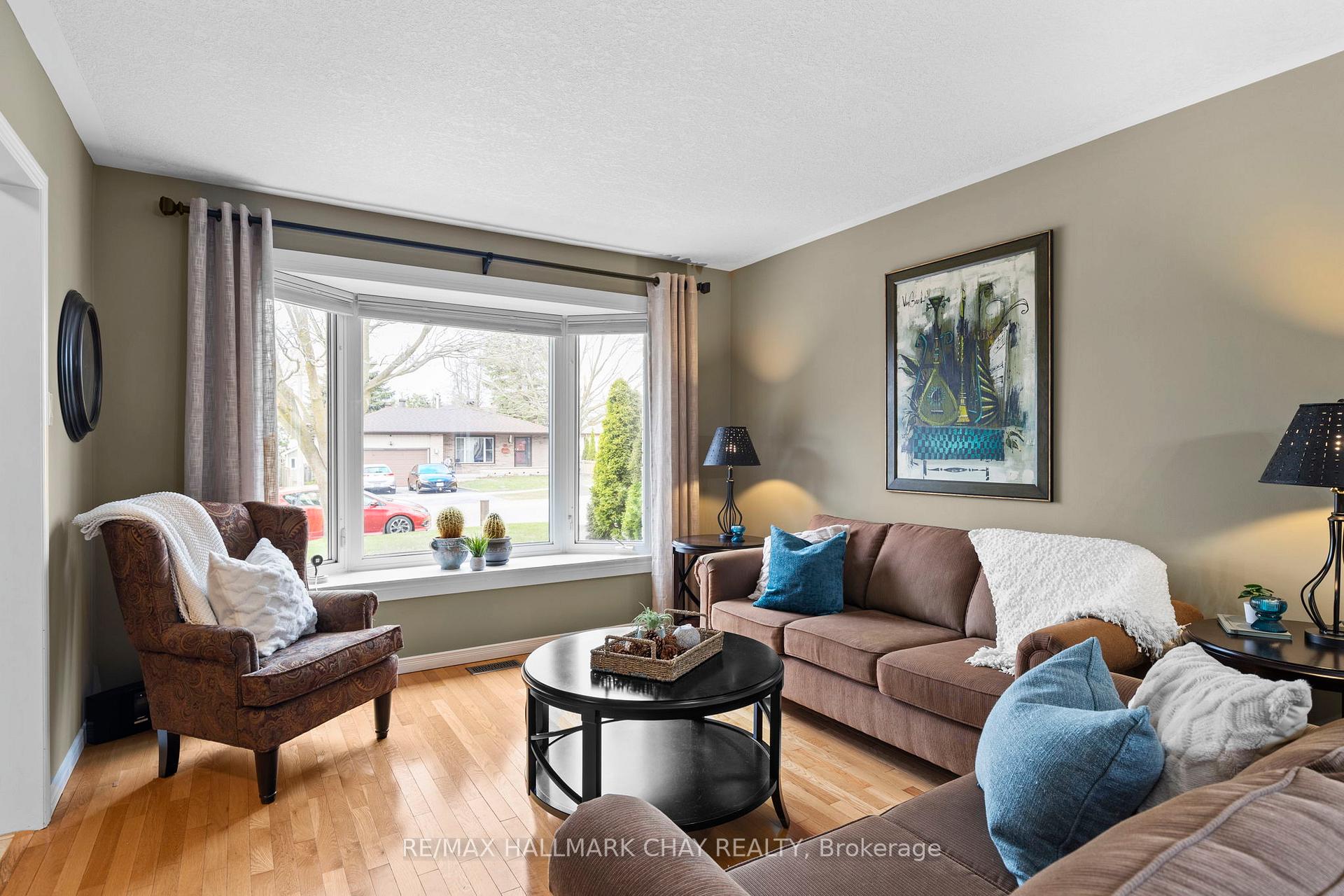 Photo 12 of 74 Bronte Crescent, Barrie, Letitia Heights — HOMEH