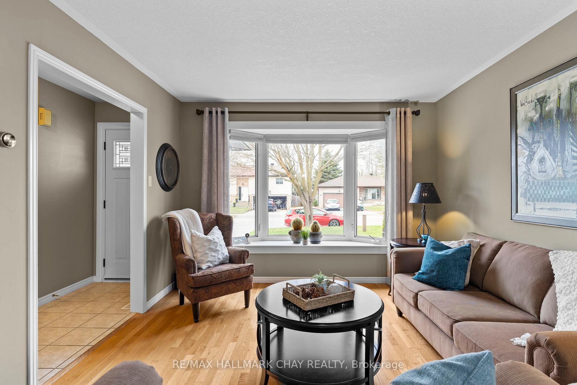 Photo 13 of 74 Bronte Crescent, Barrie, Letitia Heights — HOMEH