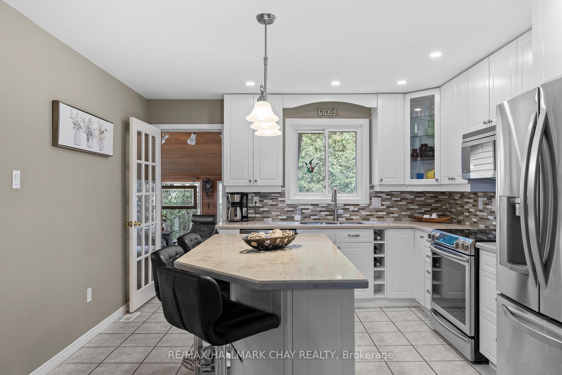 Photo 14 of 74 Bronte Crescent, Barrie, Letitia Heights — HOMEH
