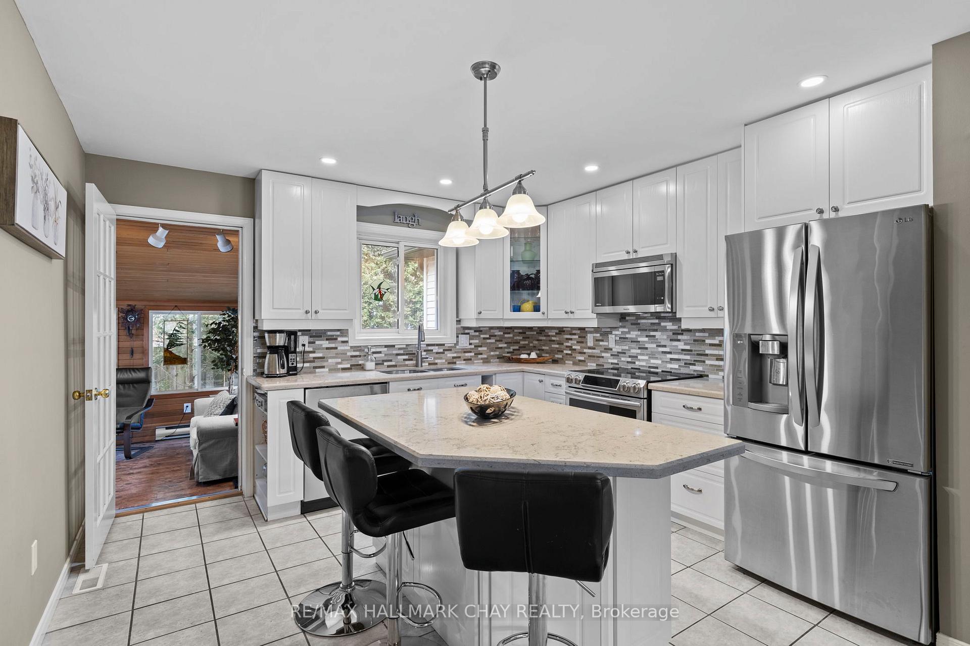 Photo 15 of 74 Bronte Crescent, Barrie, Letitia Heights — HOMEH