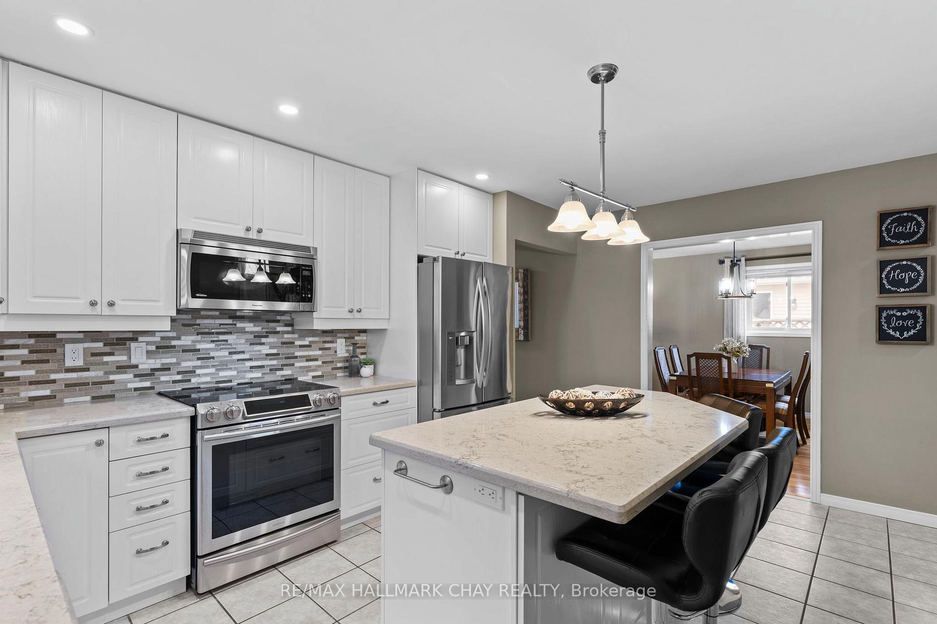 Photo 16 of 74 Bronte Crescent, Barrie, Letitia Heights — HOMEH