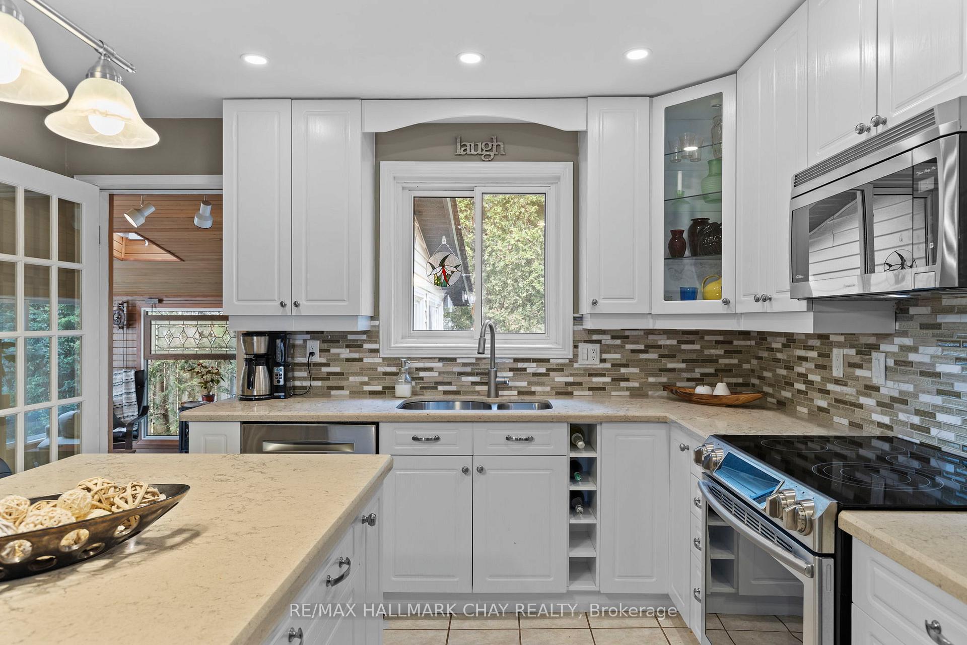 Photo 17 of 74 Bronte Crescent, Barrie, Letitia Heights — HOMEH