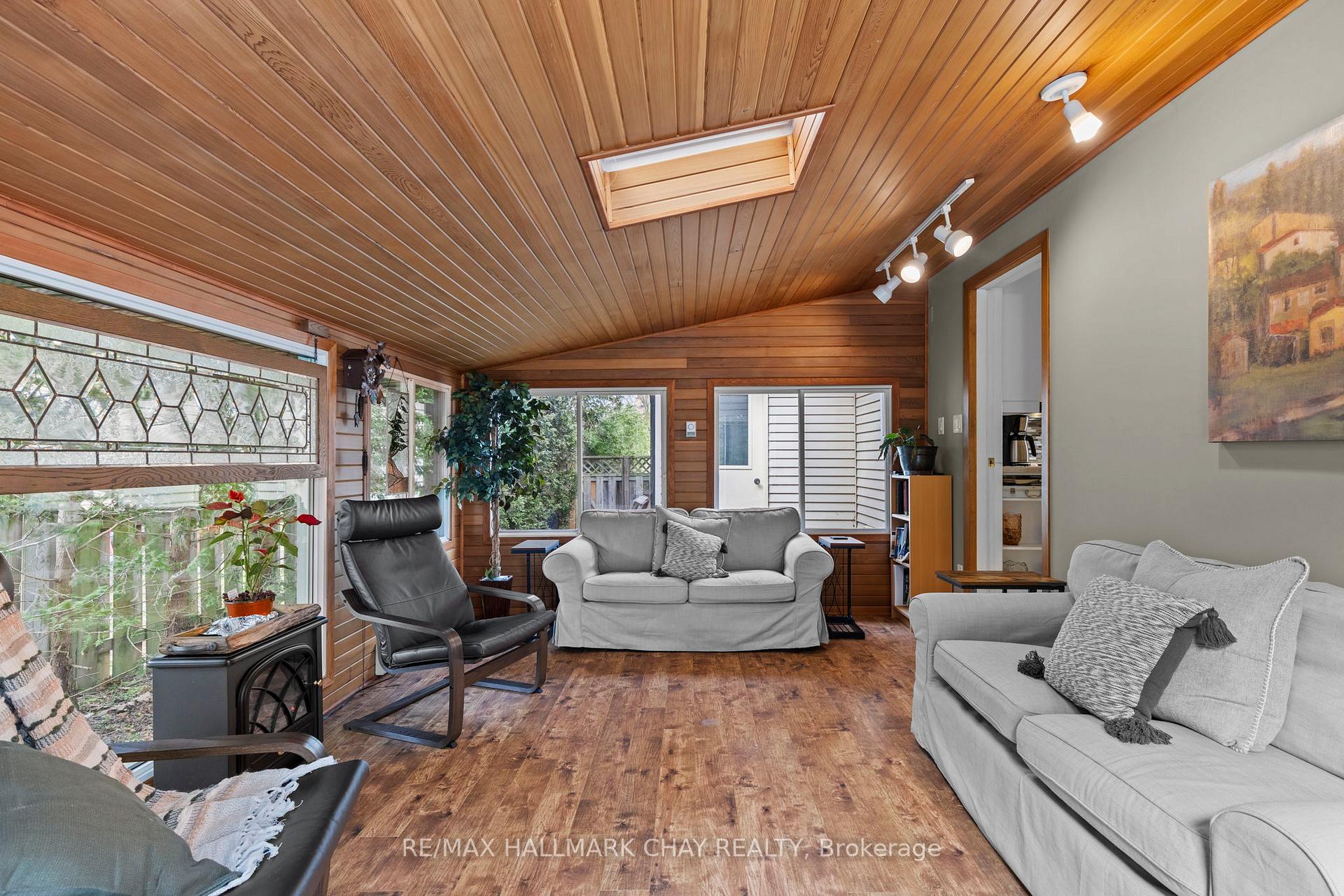 Photo 19 of 74 Bronte Crescent, Barrie, Letitia Heights — HOMEH