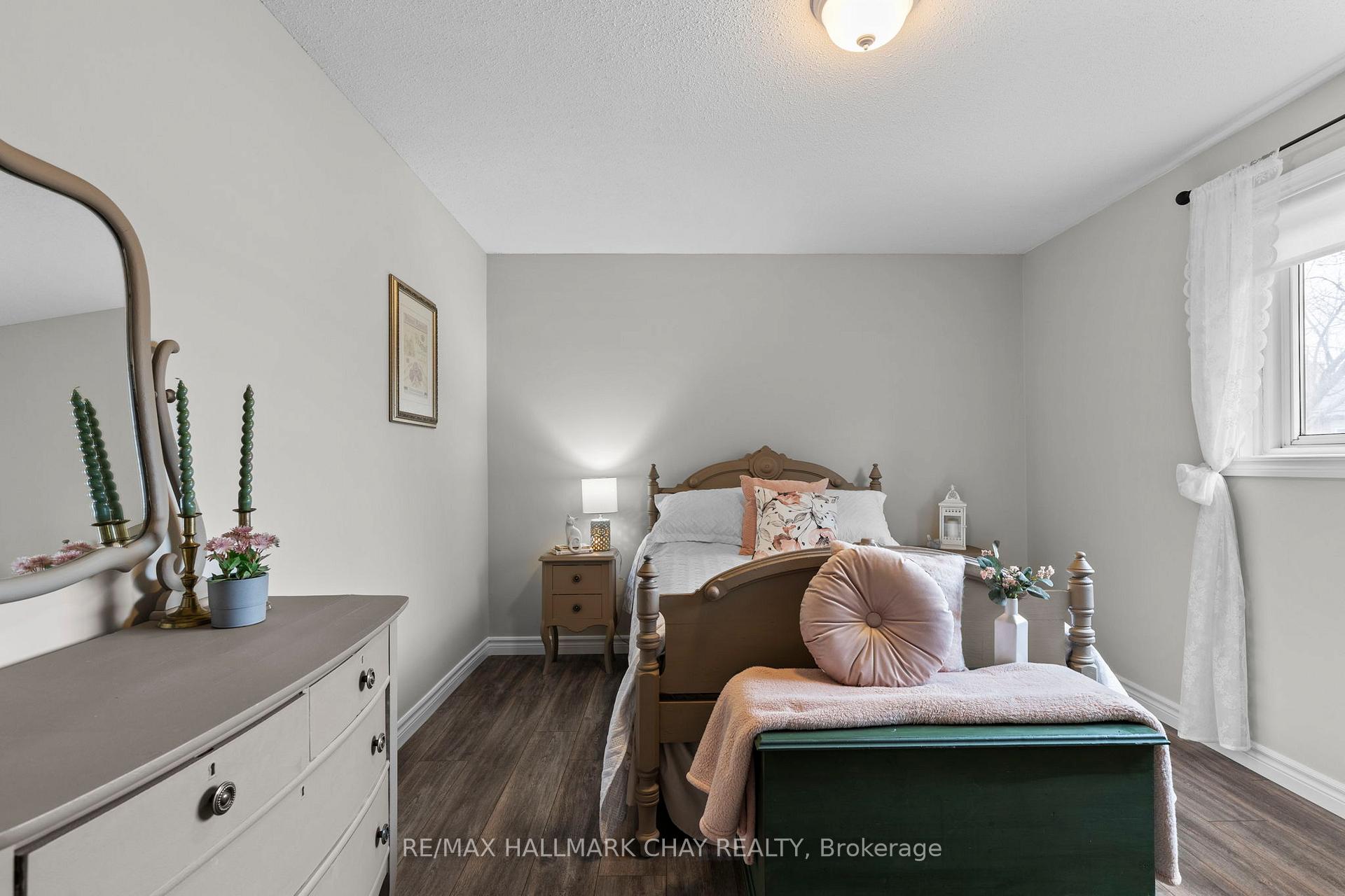 Photo 20 of 74 Bronte Crescent, Barrie, Letitia Heights — HOMEH