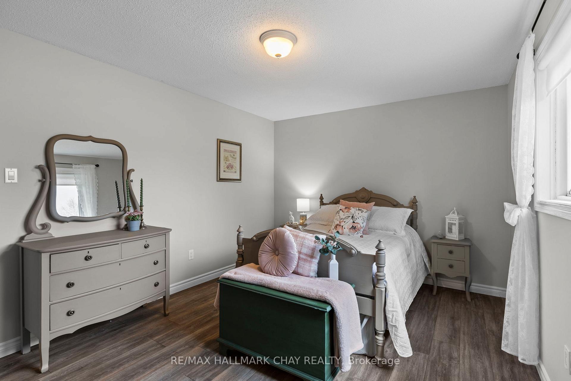 Photo 21 of 74 Bronte Crescent, Barrie, Letitia Heights — HOMEH