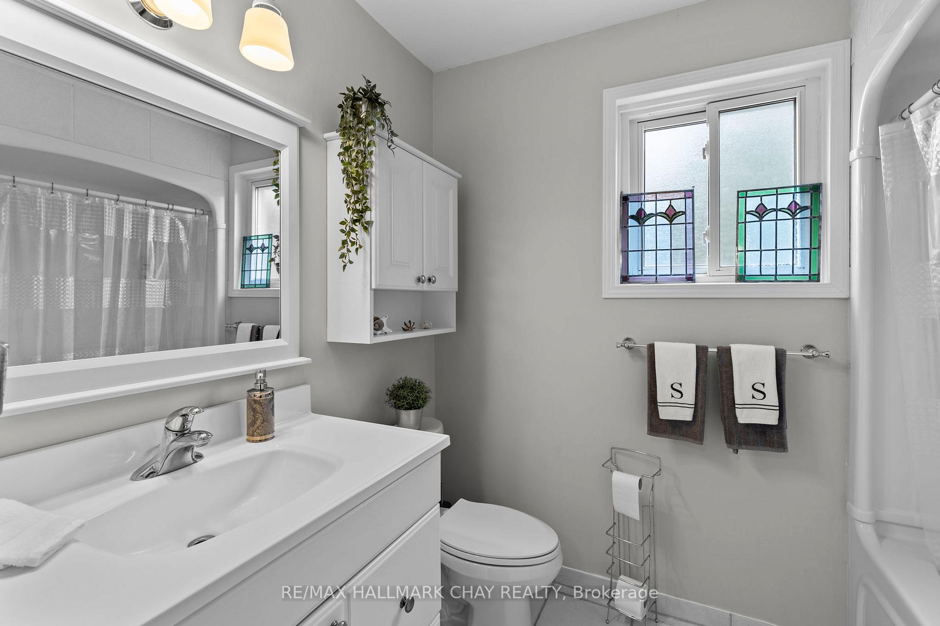 Photo 25 of 74 Bronte Crescent, Barrie, Letitia Heights — HOMEH