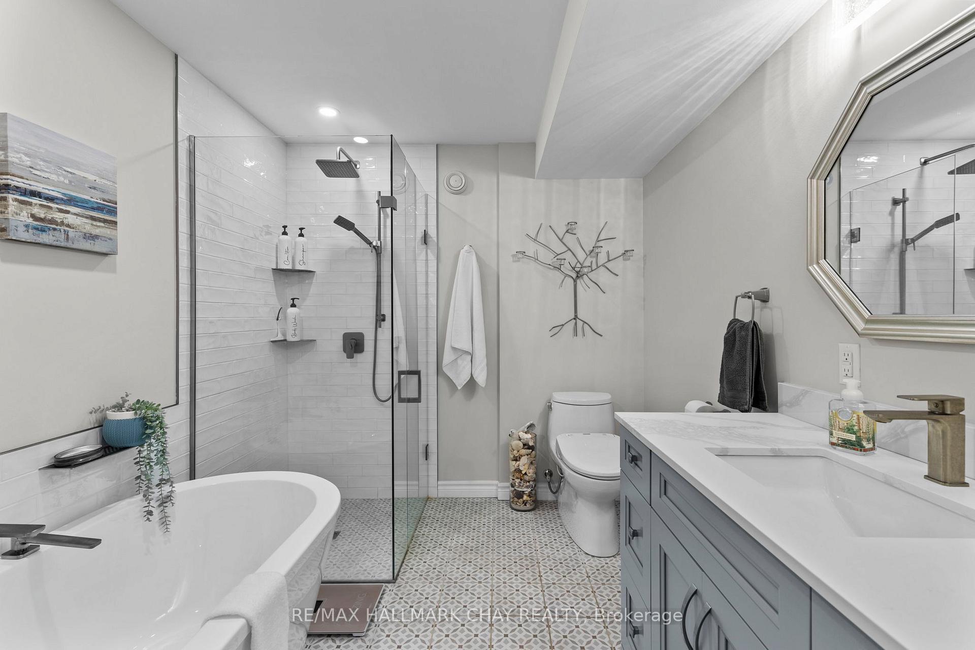 Photo 30 of 74 Bronte Crescent, Barrie, Letitia Heights — HOMEH