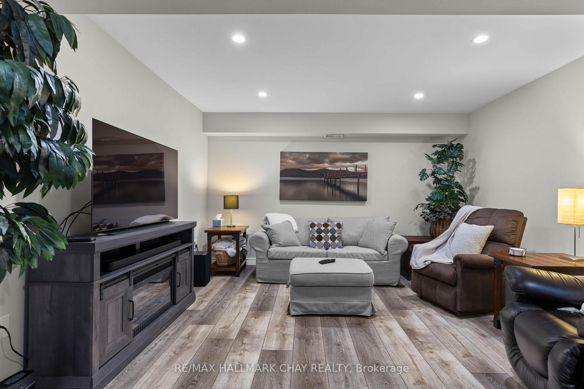 Photo 33 of 74 Bronte Crescent, Barrie, Letitia Heights — HOMEH