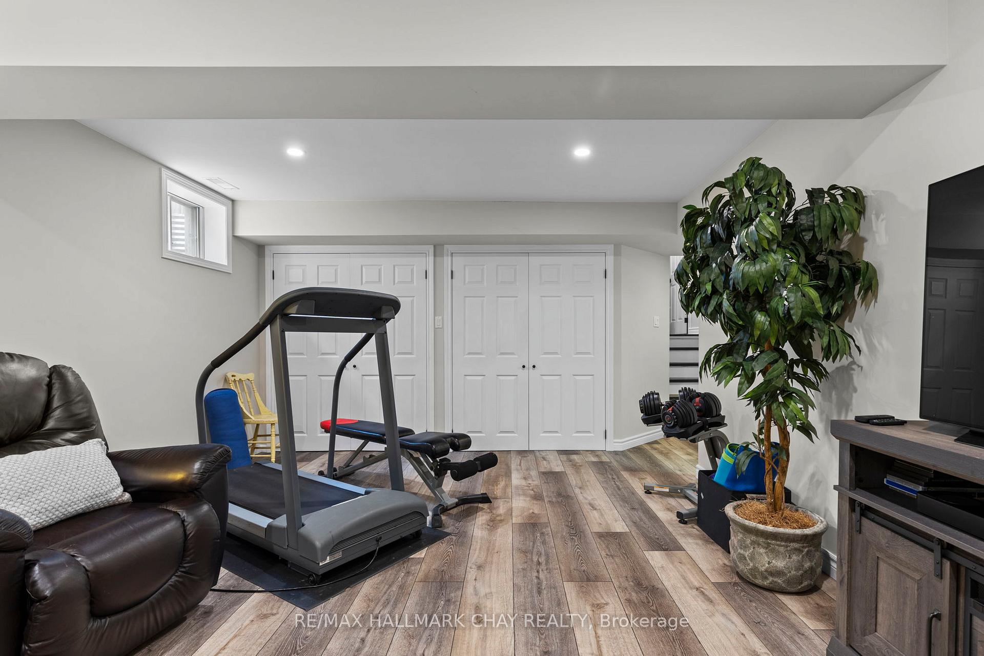 Photo 34 of 74 Bronte Crescent, Barrie, Letitia Heights — HOMEH