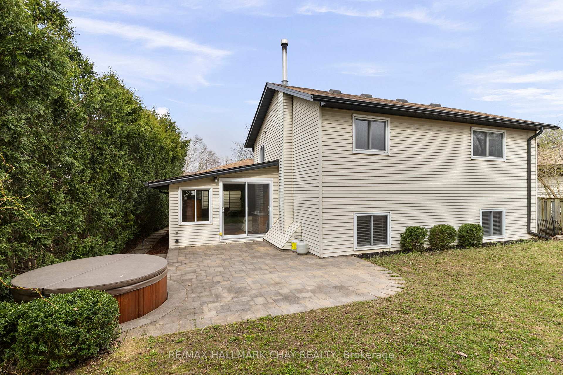 Photo 37 of 74 Bronte Crescent, Barrie, Letitia Heights — HOMEH
