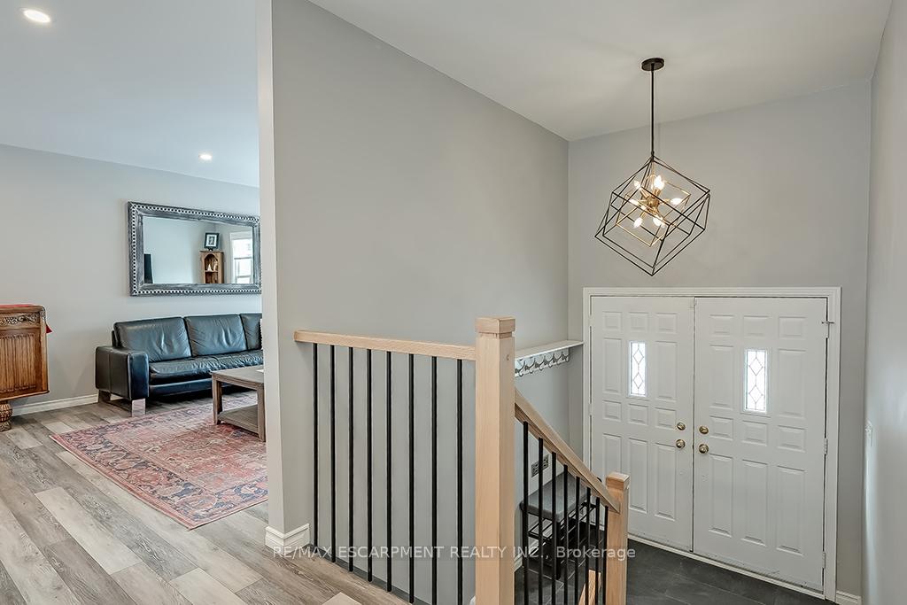 Photo 3 of 693 Inverary Road, Burlington, Shoreacres — HOMEH