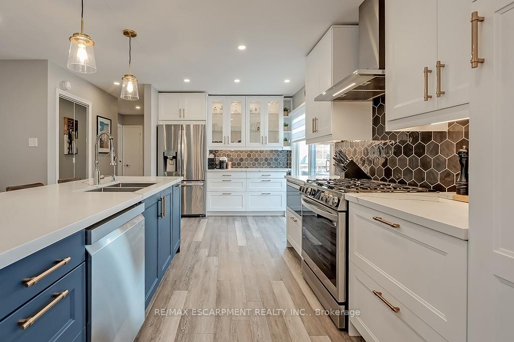 Photo 18 of 693 Inverary Road, Burlington, Shoreacres — HOMEH