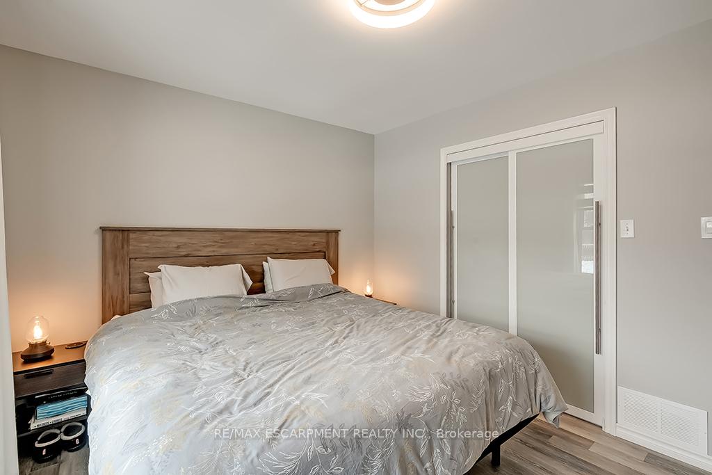 Photo 23 of 693 Inverary Road, Burlington, Shoreacres — HOMEH
