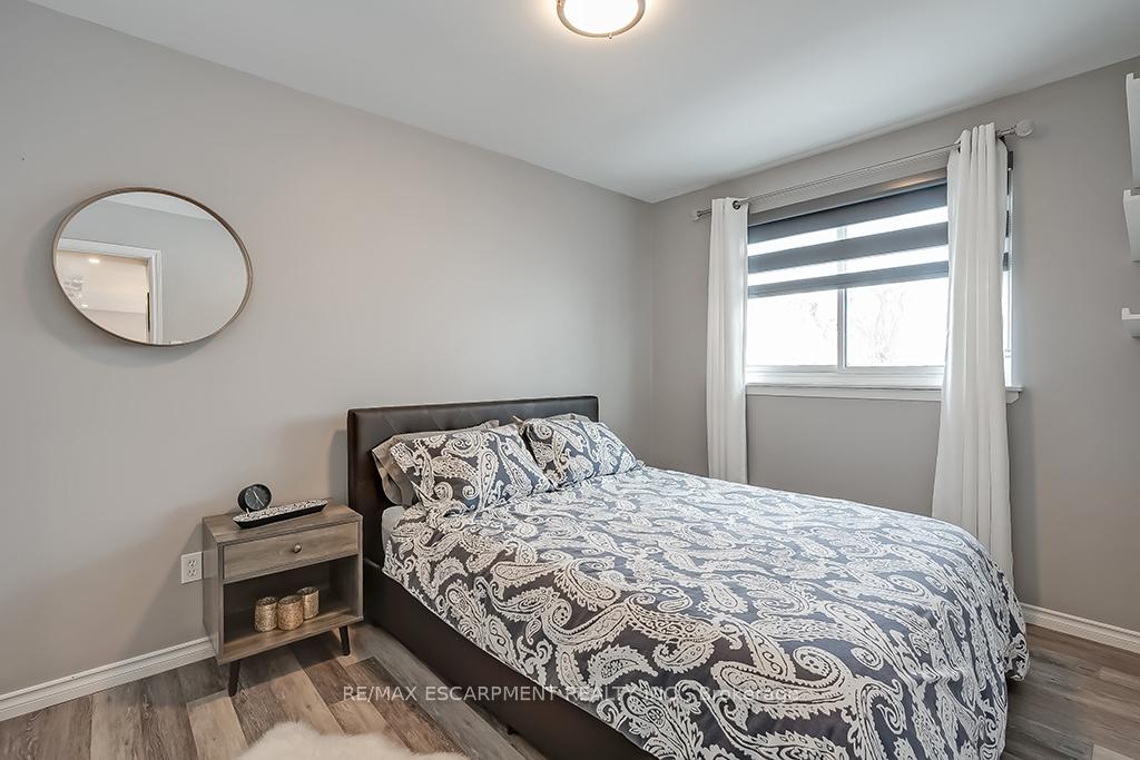 Photo 26 of 693 Inverary Road, Burlington, Shoreacres — HOMEH