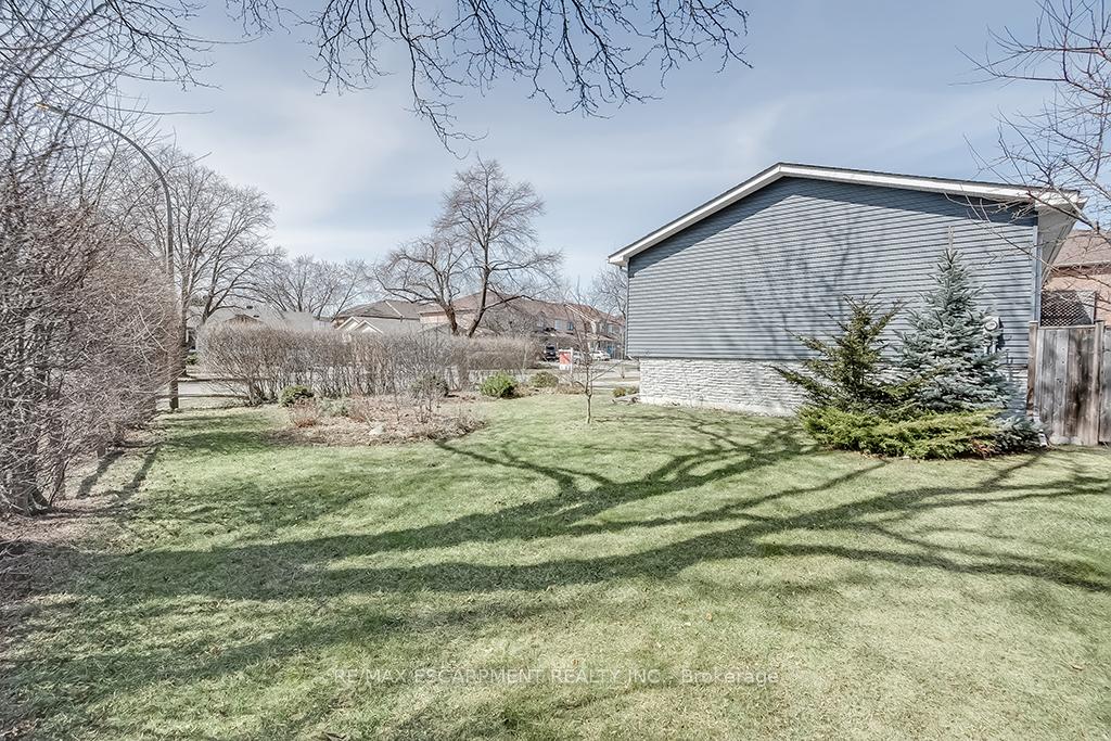 Photo 40 of 693 Inverary Road, Burlington, Shoreacres — HOMEH