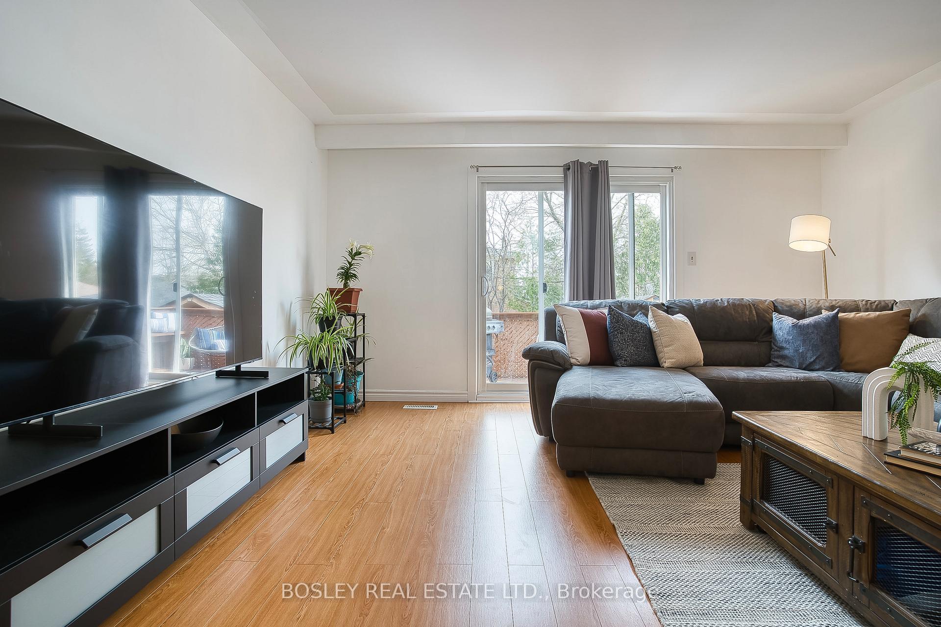 Photo 5 of 8 Thorsby Court, Brampton, Brampton North — HOMEH