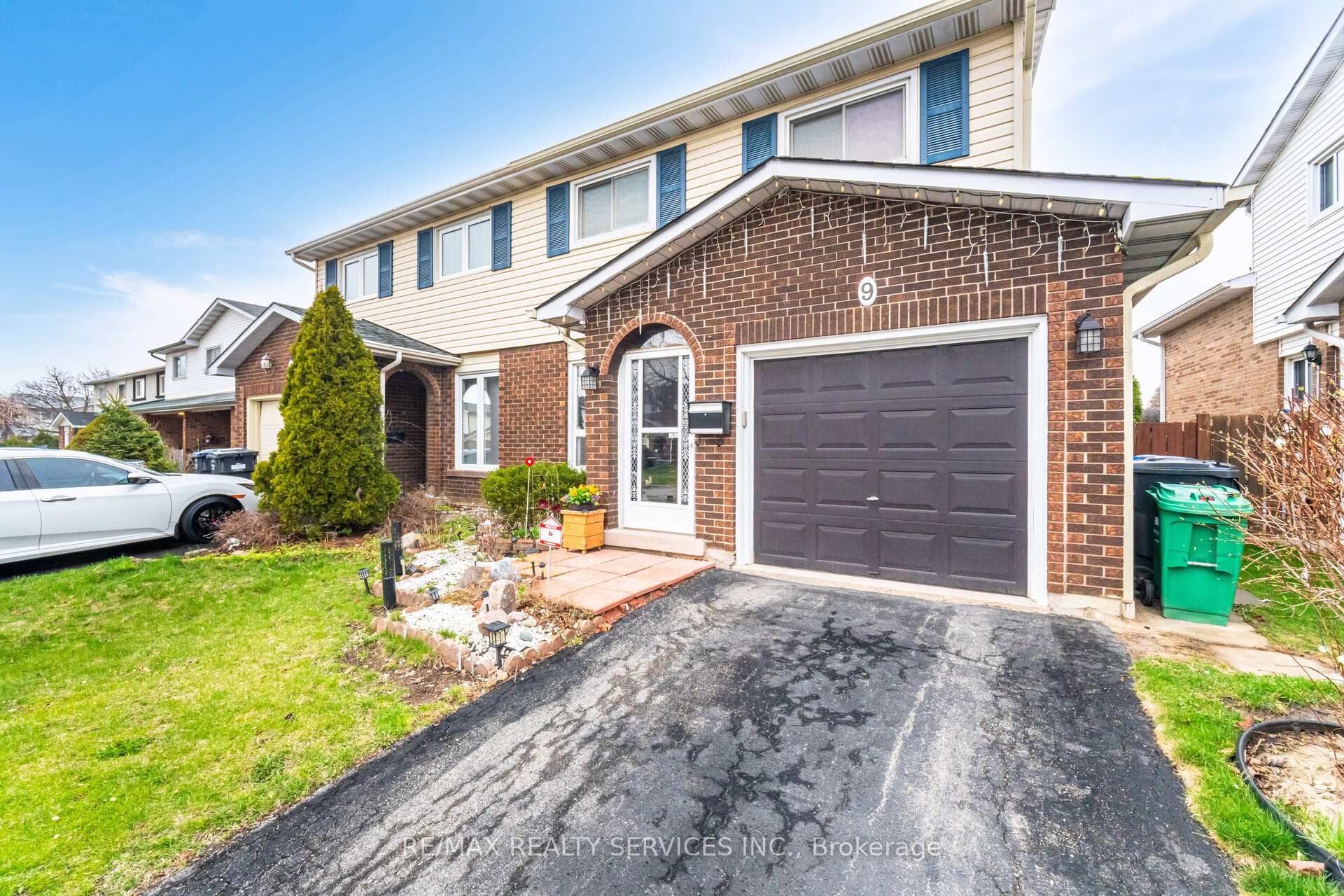 Photo 35 of 9 Pluto Drive, Brampton, Madoc — HOMEH
