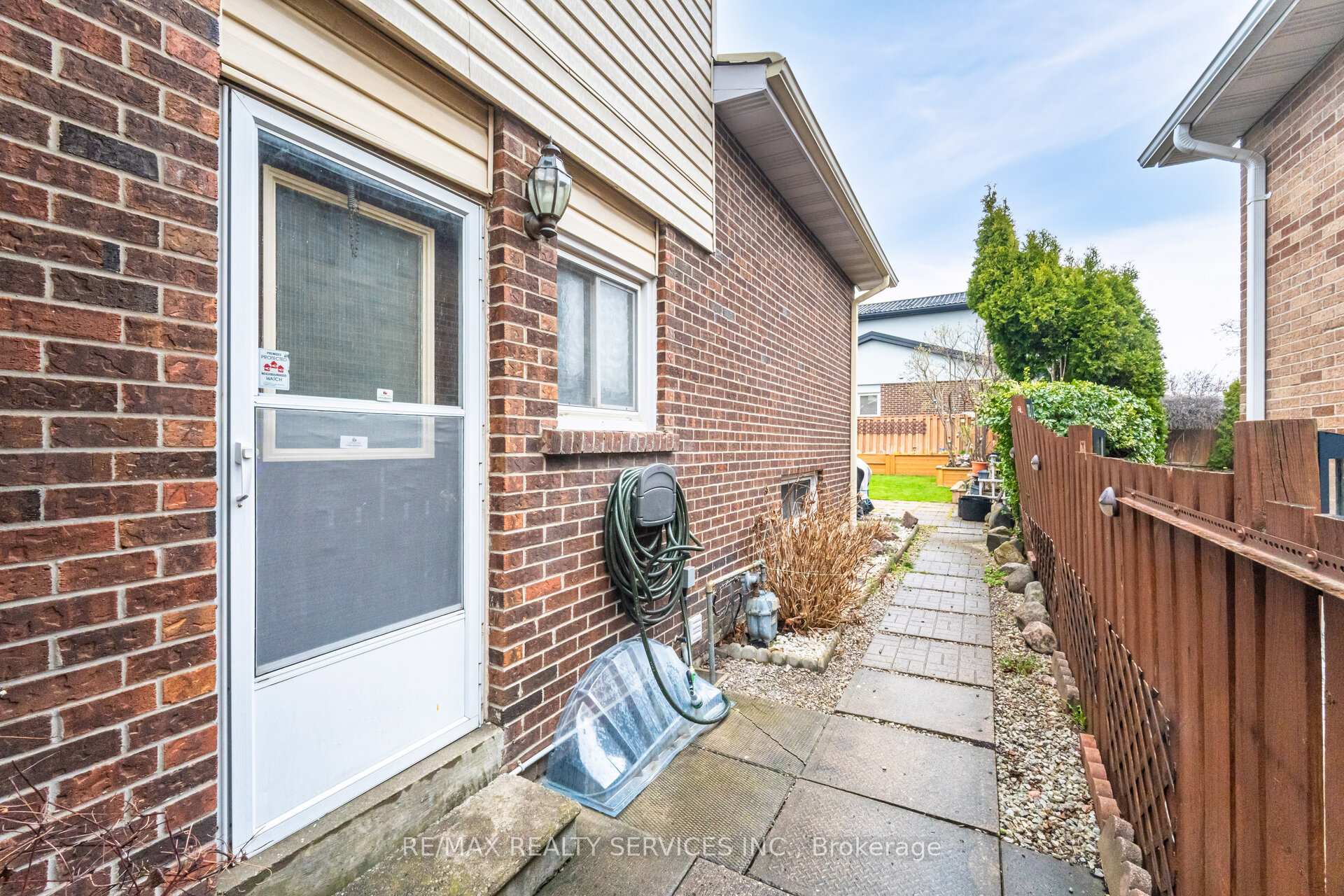 Photo 34 of 9 Pluto Drive, Brampton, Madoc — HOMEH