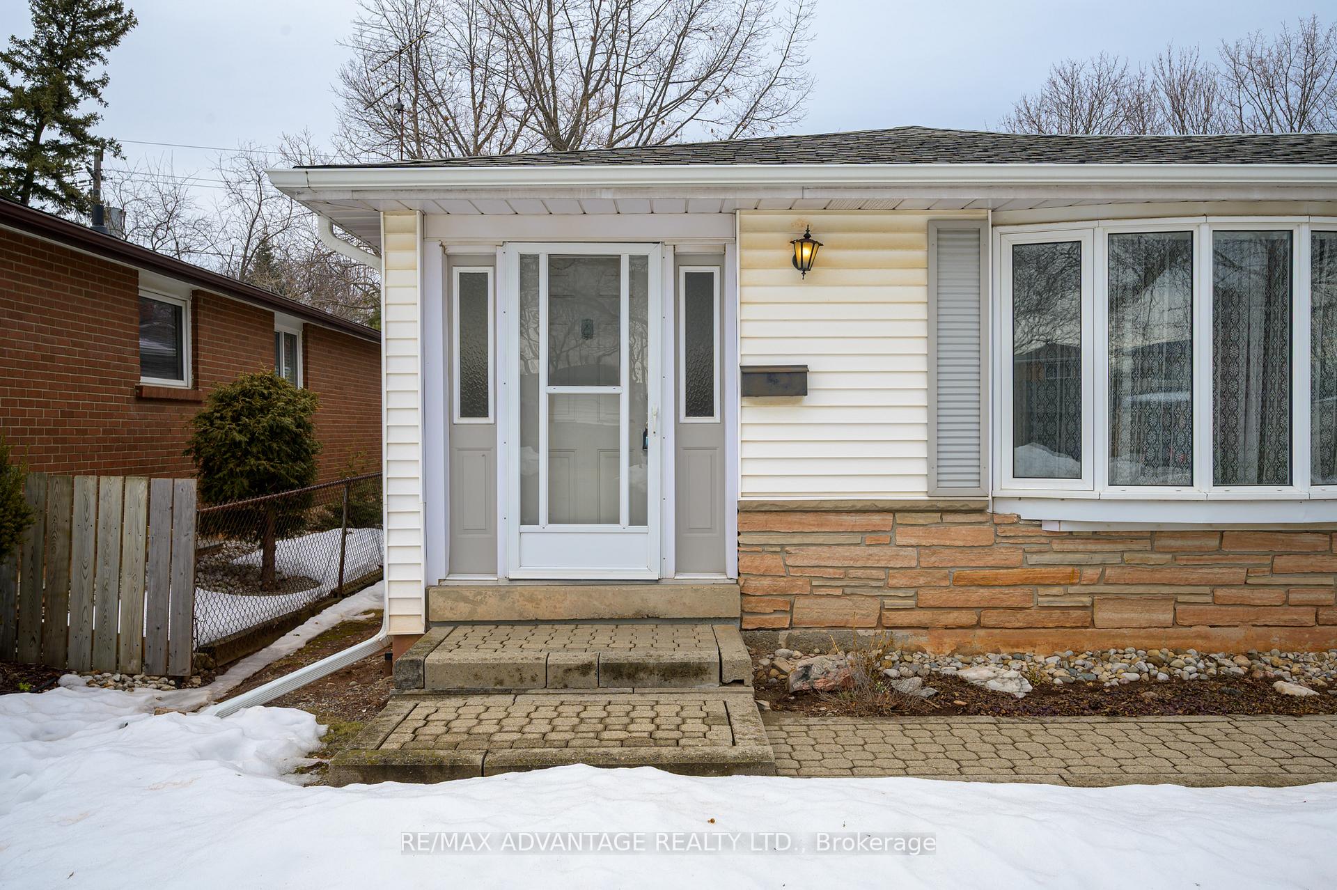 Photo 3 of 579 Galway Drive, Burlington, Shoreacres — HOMEH